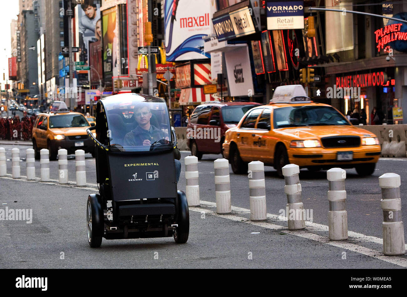 Questo General Motors immagine mostra un nuovo prototipo di Segway essendo devoluto tra le due società, elettrico a due posti con veicolo a due ruote, potrebbe consentire alle persone di viaggiare attorno alle città più rapidamente e in modo sicuro e silenzioso e pulito, e a un costo inferiore. La collaborazione, doppiato progetto P.U.M.A. (Personale la mobilità urbana e Accessibilità) combina diverse tecnologie che aumentano la libertà della mobilità a zero emissioni, maggiore sicurezza, connettività senza interruzioni e di ridurre la congestione nelle città. Il progetto prototipo P.U.M.A. prende un test drive di Brooklyn, NY domenica 5 aprile, 2009. (UPI P Foto Stock