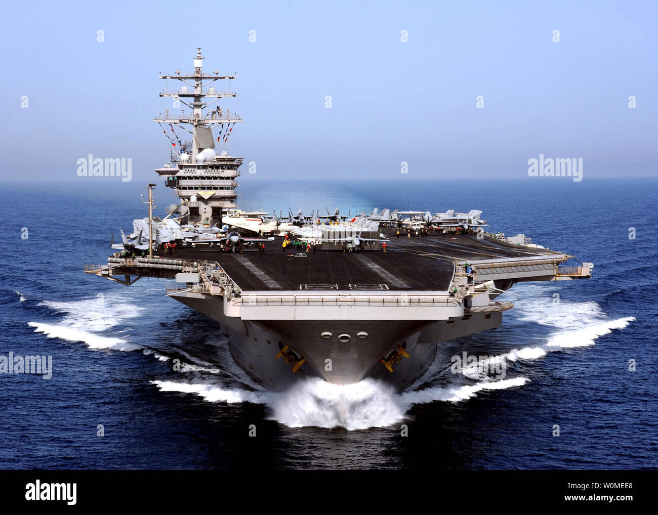 In questo file Foto fornite da parte del governo degli STATI UNITI Navy, la portaerei USS Dwight D. Eisenhower CVN (69) opera nel Mar Arabico il 26 aprile 2009. (UPI foto/Rafael Figueroa Medina/Navy US) Foto Stock