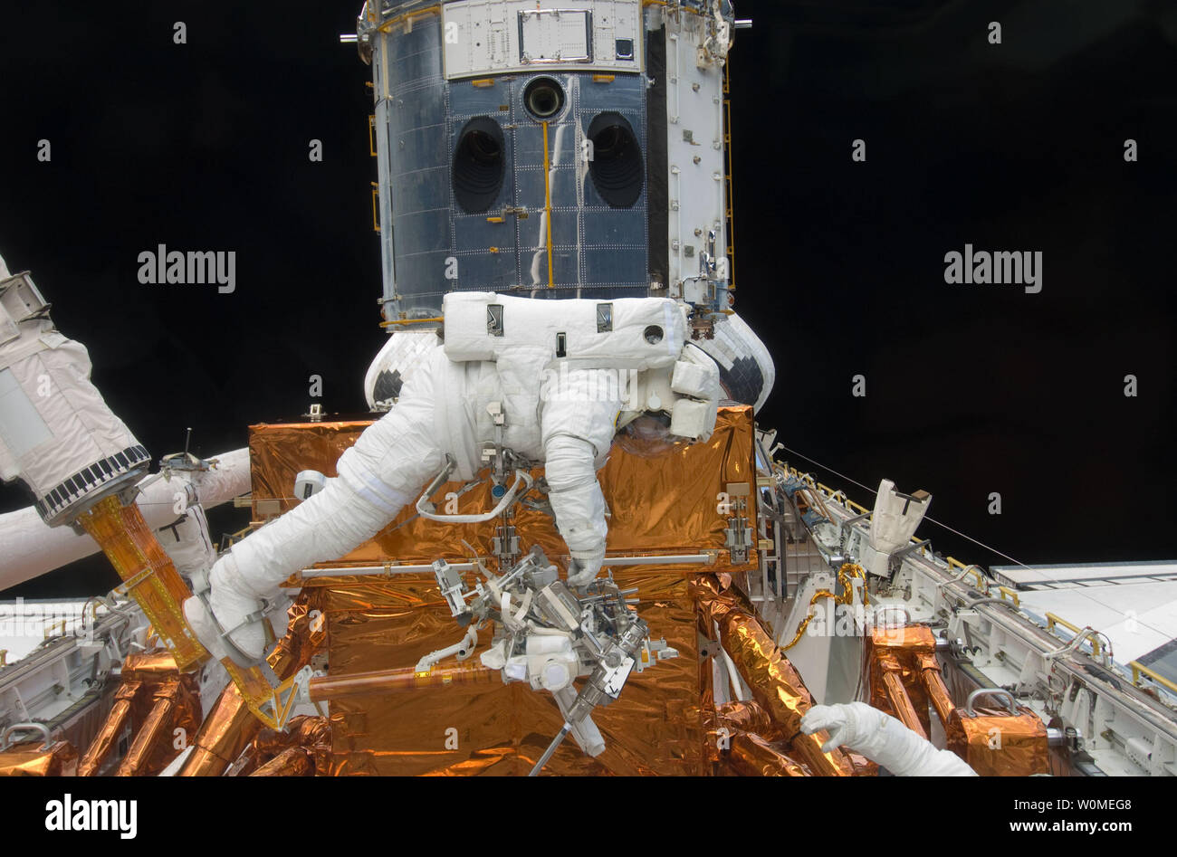 In questa foto NASA astronauta Andrew Feustel, lo specialista di missione, svolge un lavoro sul telescopio spaziale Hubble come il primo di cinque STS-125 i viaggi futuri inaugura la settimana di lavoro sull'Osservatorio orbitante, 14 maggio 2009. Feustel, alleata con astronauta John Grunsfeld (al di fuori del frame), si unirà il veterano spacewalker su due dei rimanenti quattro sessioni di extravehicular attività successiva nella missione. (UPI foto/NASA) Foto Stock
