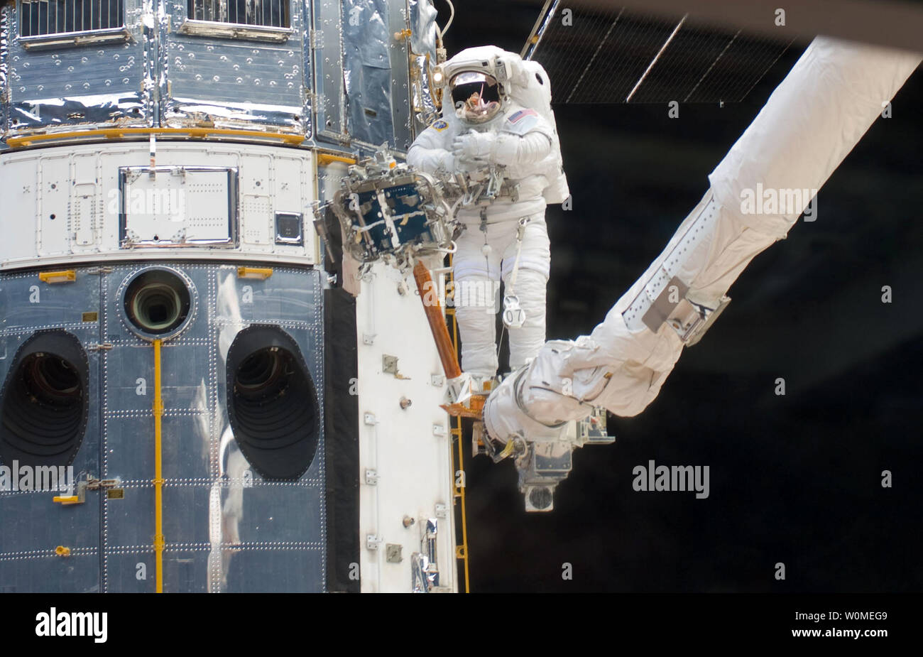 In questa foto NASA astronauta Andrew Feustel, lo specialista di missione, svolge un lavoro sul telescopio spaziale Hubble come il primo di cinque STS-125 i viaggi futuri inaugura la settimana di lavoro sull'Osservatorio orbitante, 14 maggio 2009. Feustel, alleata con astronauta John Grunsfeld (al di fuori del frame), si unirà il veterano spacewalker su due dei rimanenti quattro sessioni di extravehicular attività successiva nella missione. (UPI foto/NASA) Foto Stock