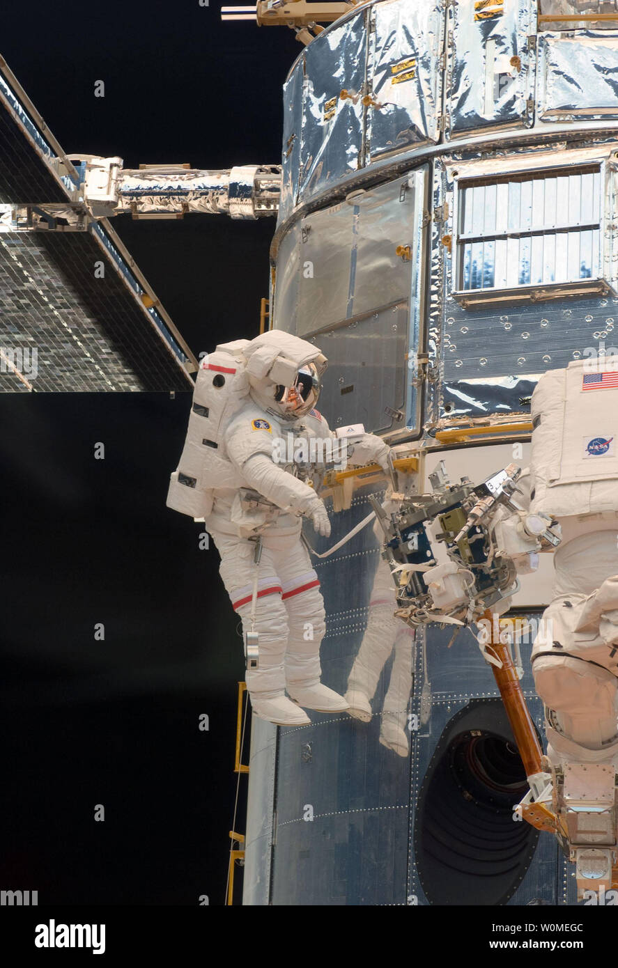In questa foto NASA astronauta John Grunsfeld svolge un lavoro sul telescopio spaziale Hubble come il primo di cinque STS-125 i viaggi futuri prende il via una settimana vale la pena di lavorare sull'Osservatorio orbitante, 14 maggio 2009. Grunsfeld, un veterano spacewalk con un lungo rapporto con il telescopio, parteciperà a due dei rimanenti quattro sessioni di extravehicular attività successiva nella missione. (UPI foto/NASA) Foto Stock