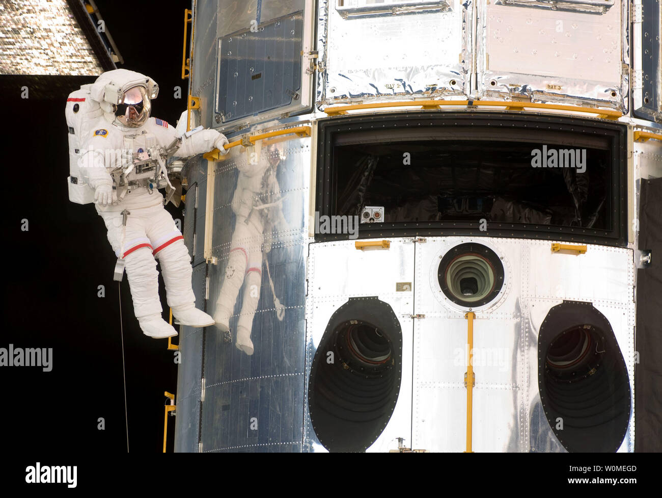 In questa foto NASA astronauta John Grunsfeld svolge un lavoro sul telescopio spaziale Hubble come il primo di cinque STS-125 i viaggi futuri prende il via una settimana vale la pena di lavorare sull'Osservatorio orbitante, 14 maggio 2009. Grunsfeld, un veterano spacewalk con un lungo rapporto con il telescopio, parteciperà a due dei rimanenti quattro sessioni di extravehicular attività successiva nella missione. (UPI foto/NASA) Foto Stock