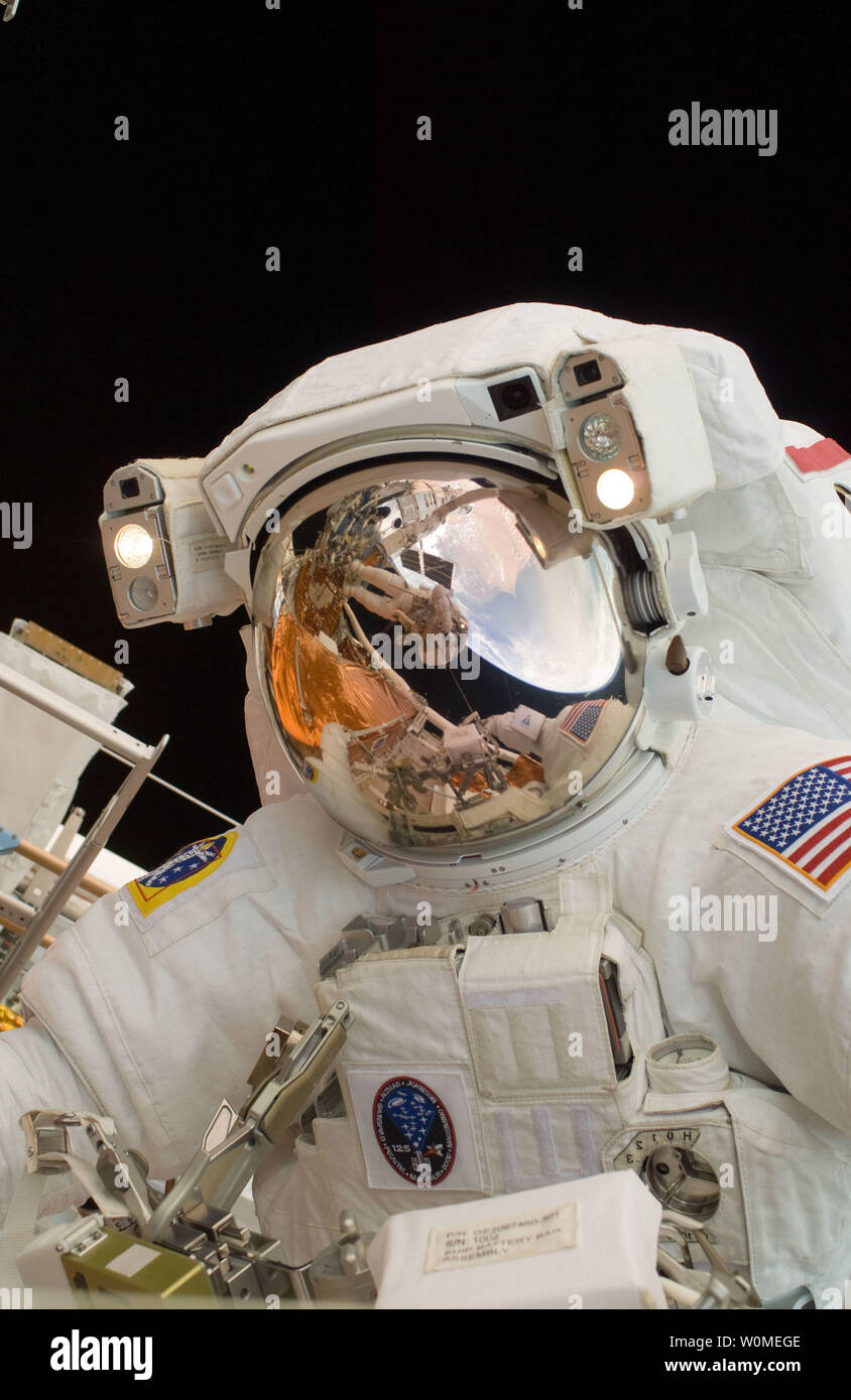 In questa foto NASA astronauta John Grunsfeld è visto durante il primo spacewalk per eseguire aggiornamenti del telescopio spaziale Hubble questo è il primo di cinque STS-125 i viaggi futuri, 14 maggio 2009. (UPI foto/NASA) Foto Stock