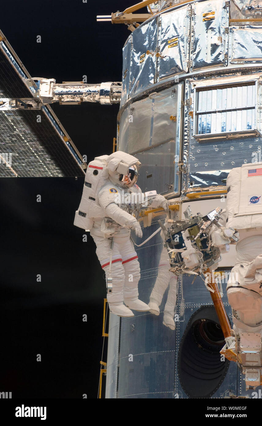 Astronauta John Grunsfeld svolge un lavoro sul telescopio spaziale Hubble come il primo di cinque STS-125 i viaggi futuri prende il via una settimana vale la pena di lavorare sull'Osservatorio orbitante sul 14 maggio, 2009. Grunsfeld, una spacewalk veterano che ha lavorato in precedenza il telescopio, parteciperà a due dei rimanenti quattro sessioni di extravehicular attività successiva nella missione. (UPI foto/NASA) Foto Stock
