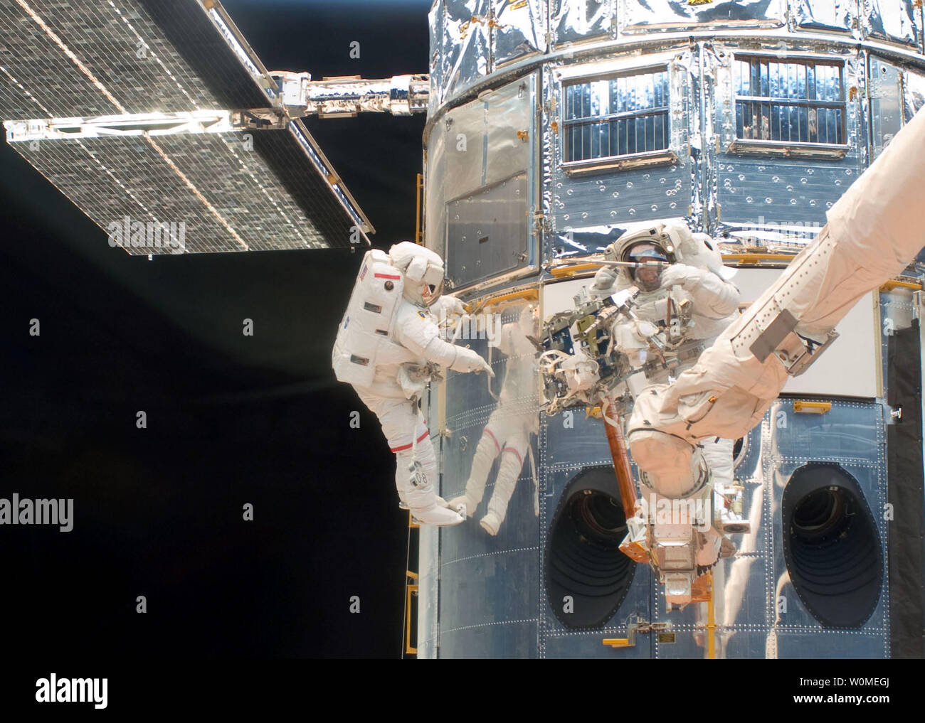 In questa foto NASA astronauti John Grunsfeld (sinistra) e Andrew Feustel lavoro sul telescopio spaziale Hubble, nella stiva di cargo della terra-orbiting Space Shuttle Atlantis, 14 maggio 2009. La missione gli specialisti stanno eseguendo il primo di cinque STS-125 i viaggi futuri e il primo di tre per questo duo. (UPI foto/NASA) Foto Stock