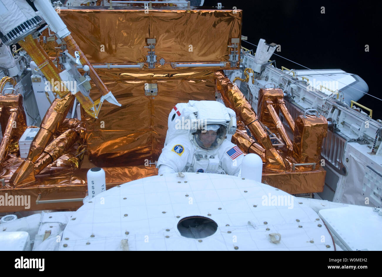 Questa foto NASA mostra STS-125 astronauta Mike Massimino lavorando sul telescopio spaziale Hubble nella stiva di cargo della terra-orbiting Space Shuttle Atlantis, 15 maggio 2009. Gli astronauti Massimino e Michael buona (non raffigurata) hanno partecipato alla seconda sessione di STS-125 extravehicular attività -- come parte di un corso di cinque giorni beehive-come agenda di spacewalking e lavorare sul gigante osservatorio orbitale. (UPI foto/NASA) Foto Stock