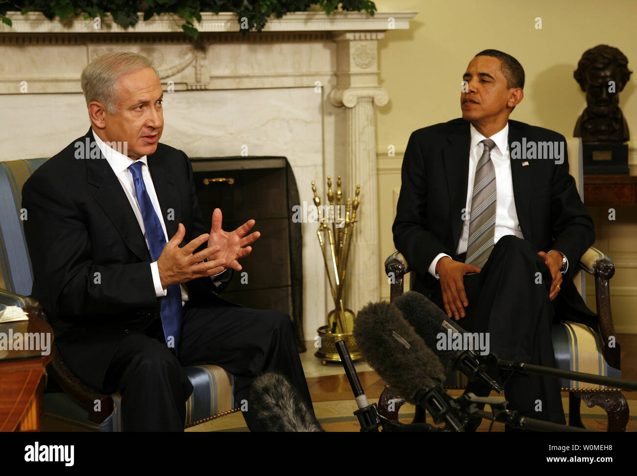 Il presidente Barack Obama (R) incontra il Primo Ministro israeliano Benjamin Netanyahu all Ufficio Ovale della Casa Bianca a Washington il 18 maggio 2009. (UPI foto/Martin H. Simon) Foto Stock