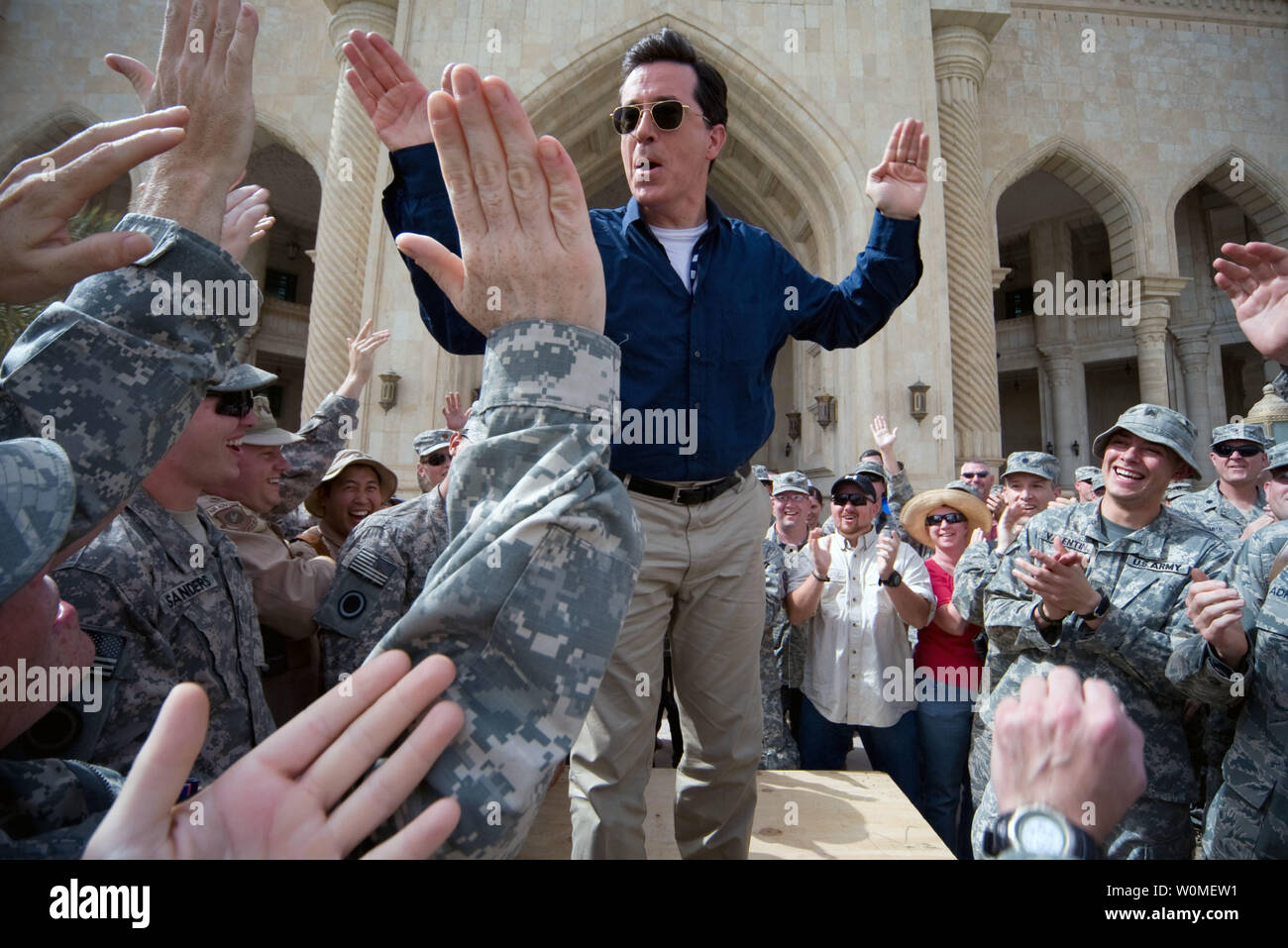 Stephen Colbert saluta i membri del servizio presso il Camp la vittoria al Faw Palace di Baghdad in Iraq il 5 giugno 2009. (UPI foto/Lee Craker/STATI UNITI Esercito) Foto Stock
