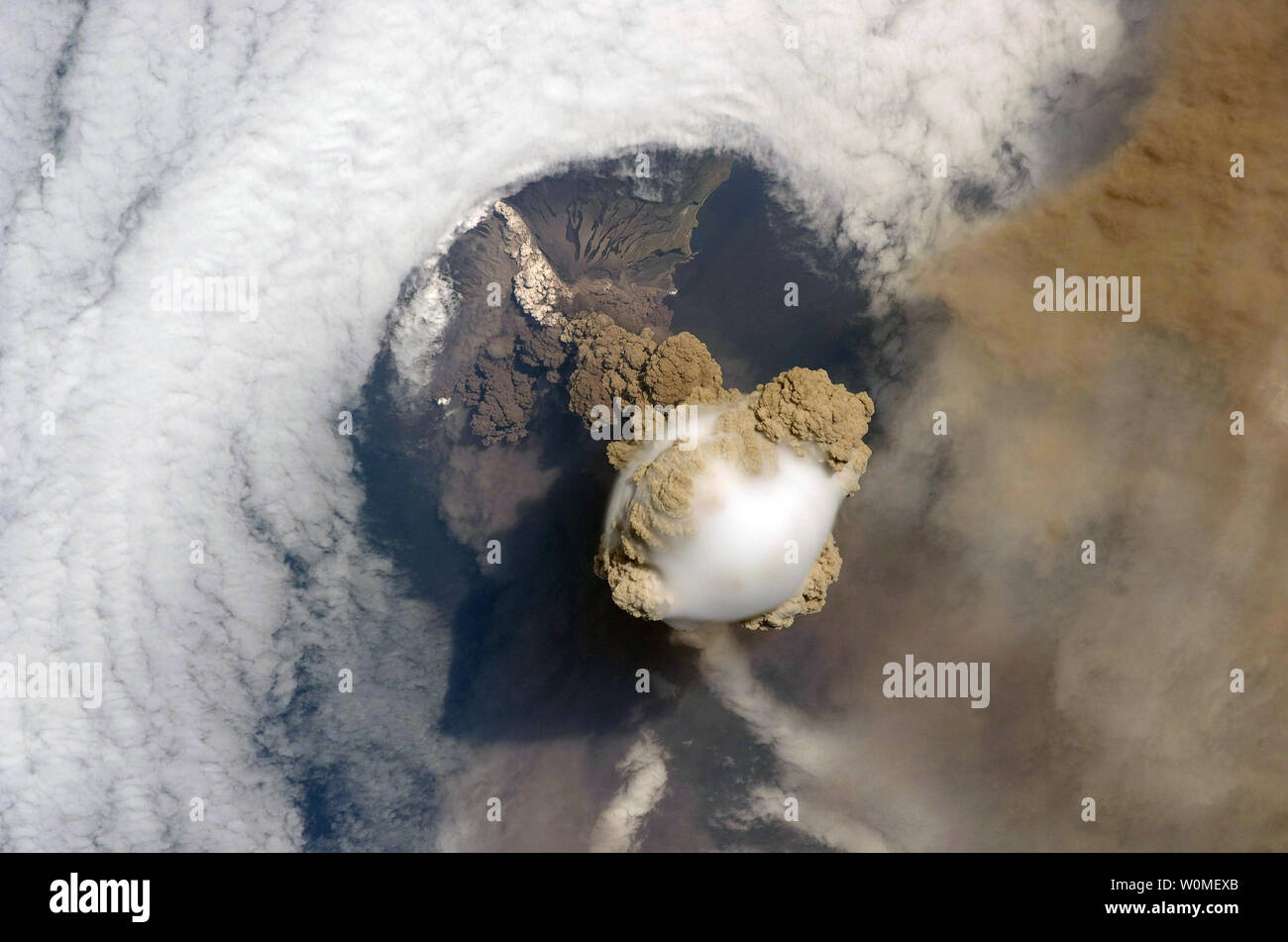 Una vista del vulcano Sarychev vicino della Russia isole Curili, nordest del Giappone è visto dalla Stazione Spaziale Internazionale durante una fase iniziale di eruzione il 12 giugno 2009. Sarychev Peak è uno dei vulcani più attivi nel Curili catena di isole e si trova sull'estremità nord-occidentale della isola di Matua. (UPI foto/NASA) Foto Stock