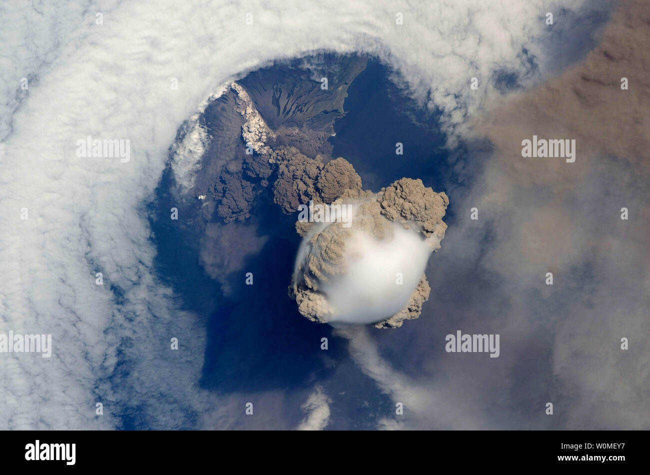 Questa foto NASA prese da astronauti a bordo della Stazione Spaziale Internazionale rappresenta il vulcano Sarychev nelle prime fasi di eruzione sulla Russia isole Curili il 12 giugno 2009. (UPI foto/NASA) Foto Stock