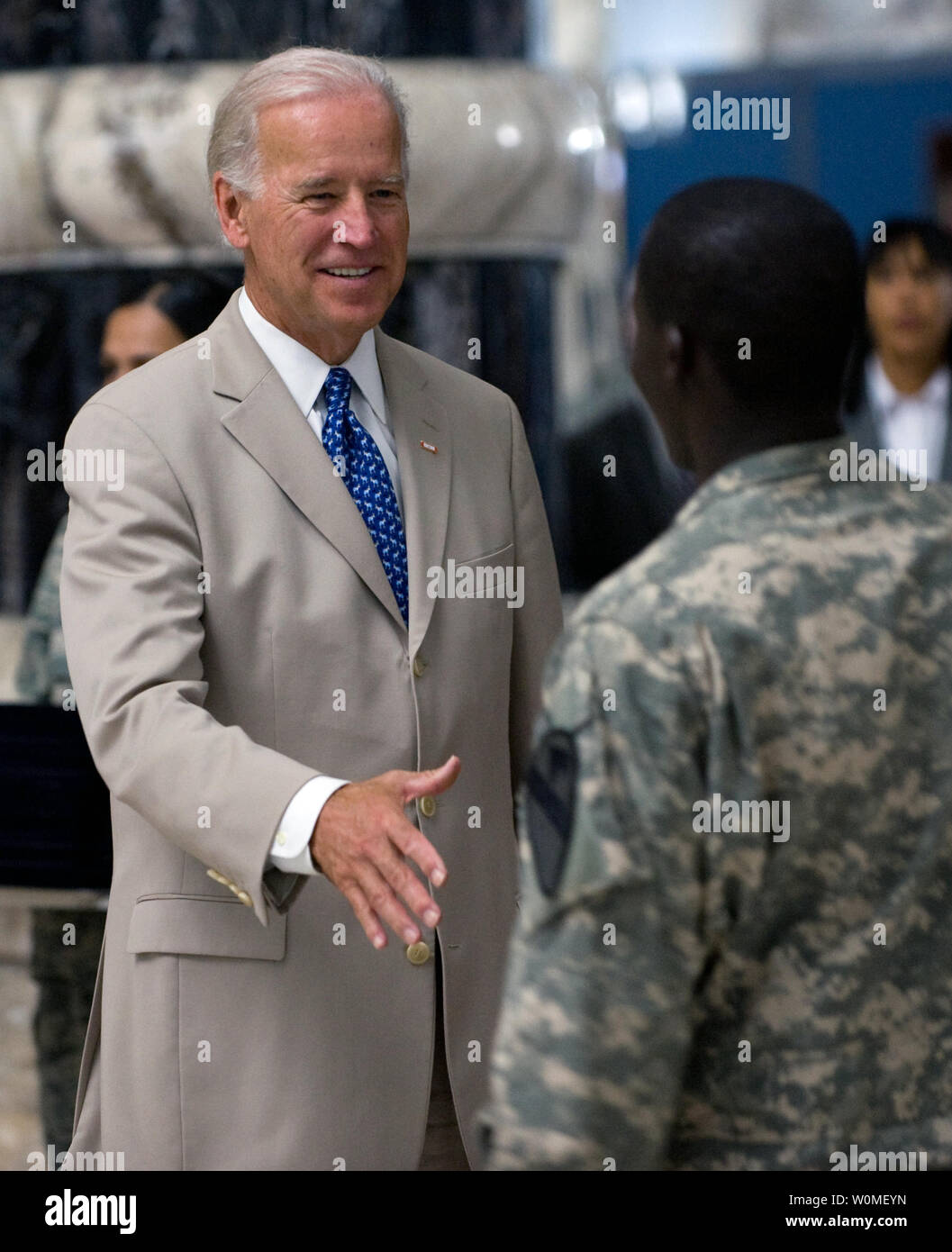 Stati Uniti Vice presidente Joe Biden si congratula con un organo di servizio dopo una cerimonia di naturalizzazione per oltre 275 membri di servizio per diventare cittadini degli Stati Uniti di Al Faw Palace di Baghdad in Iraq il 4 luglio 2009. (UPI foto/Lee Craker/STATI UNITI Esercito) Foto Stock