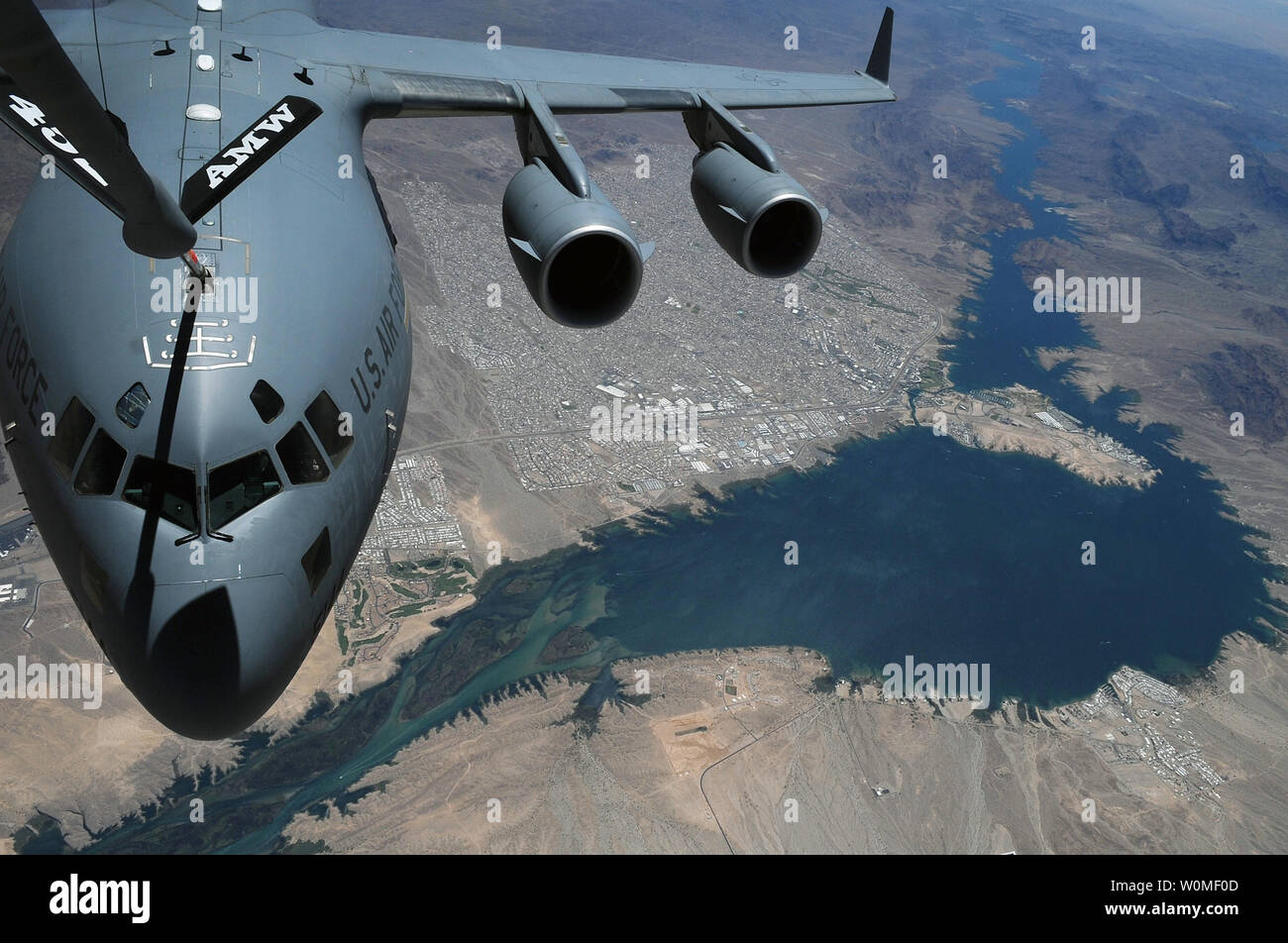 Una C-17A Globemaster III aeromobile dal 729th Airlift Squadron refuels da una KC-135R Stratotanker aeromobili con la 336a Air Refuelling Squadron durante un rifornimento di antenna missione di addestramento sul lago Havasu, Arizona il 7 luglio 2009. Entrambe le squadre sono parte del 452nd Aria Mobilità ala fuori di marzo riserva d'aria di base, California. (UPI foto/Rick Sforza/STATI UNITI Air Force) Foto Stock