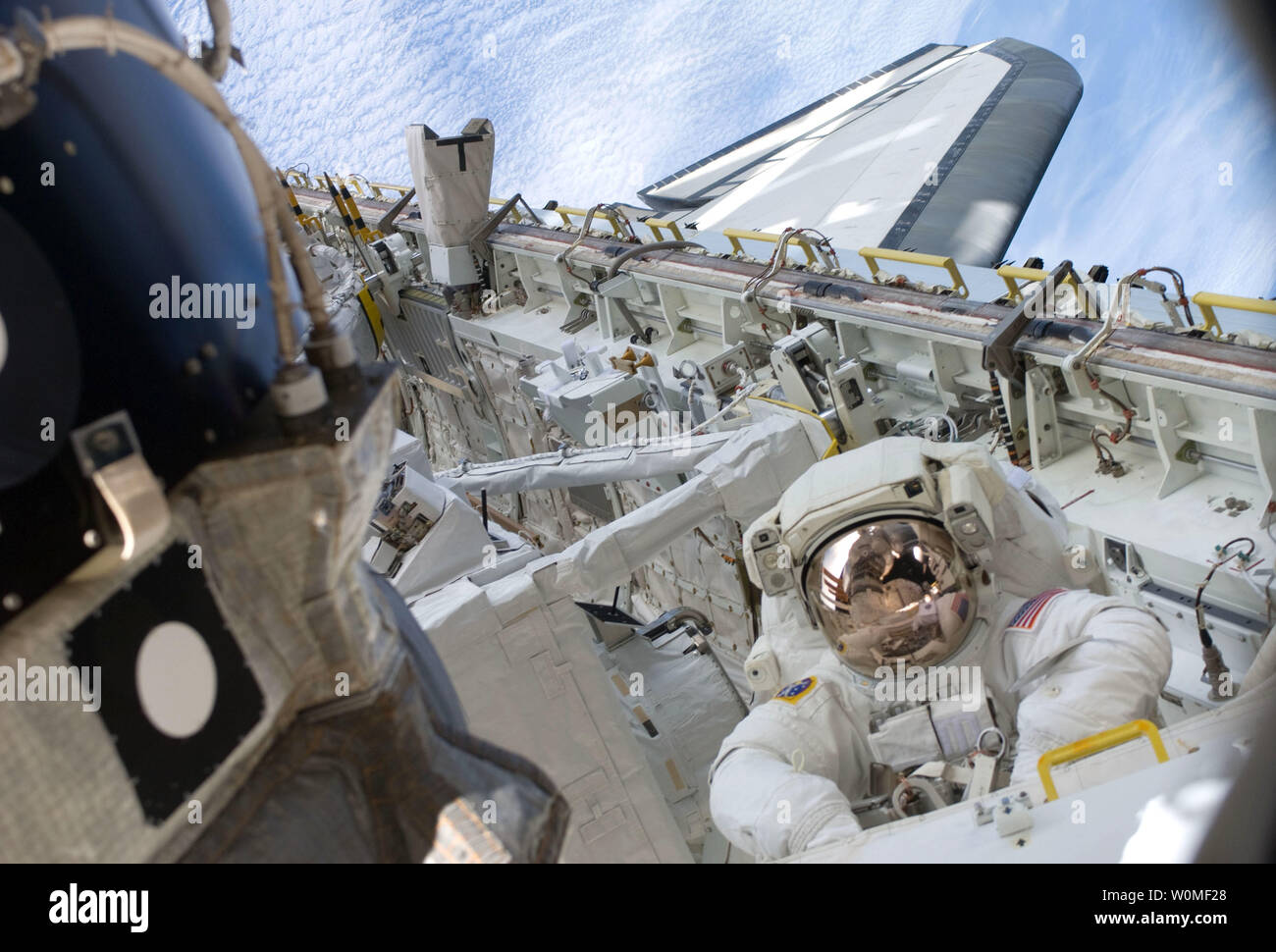 Astronauta Tim Kopra, lo specialista di missione, è raffigurato nella porta anteriore lato area di adoperano il cargo bay durante il primo di cinque i viaggi futuri pianificati per essere eseguiti sulla Stazione spaziale internazionale dalla STS-127 equipaggio. Quando lo sforzo equipaggio ritorna alla terra, Kopra potrà rimanere a bordo della Stazione spaziale per servire come ingegnere di volo per la ISS expedition dazio, luglio 18, 2009. Il 7-uomo equipaggio è su un 16 giorno di servizio la missione alla stazione spaziale internazionale per installare il giapponese Kibo complesso di laboratorio. (UPI foto/NASA) Foto Stock