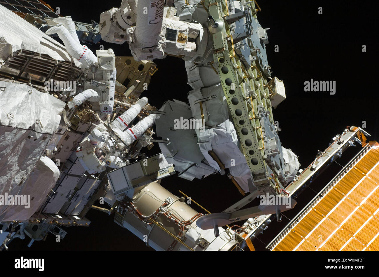 Gli astronauti Tom Marshburn (in alto a sinistra) e Christopher Cassidy (visto appena sotto Marshburn), gli specialisti di missione per STS-127, condividere compiti sulla quarta spacewalk di impegno della missione attuale e il suo equipaggio di attività congiunte con la stazione spaziale. Undici astronauti e cosmonauti rimasta all'interno della stazione spaziale internazionale e la navetta per il quale esso è stato inserito, mentre due hanno continuato il lavoro sulla avamposto orbitale. I due del team per la finale della missione spacewalk il 26 luglio. (UPI foto/NASA) Foto Stock