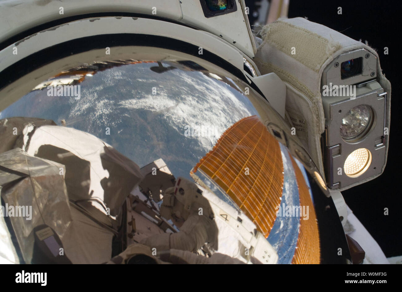 Durante la loro spacewalk al di fuori della Stazione Spaziale Internazionale, Tom Marshburn può essere visto specchiato in la visiera del casco di Christopher Cassidy come i due astronauti adatto ha continuato i lavori sull'avamposto orbitante, 24 luglio 2009. Il servizio STS-127 equipaggio della navetta spaziale Endeavour sta continuando sulla loro 13-giorno di servizio la missione alla stazione spaziale internazionale. (UPI foto/NASA) Foto Stock