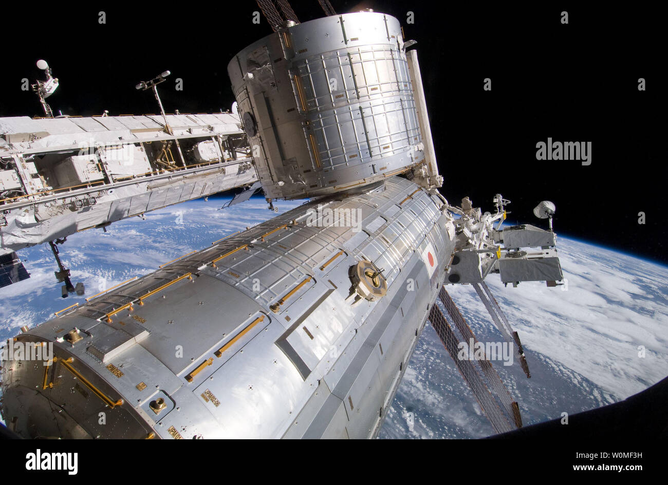 Questa immagine della NASA prese dai membri di equipaggio della Stazione Spaziale Internazionale mostra l'esperimento giapponese Kibo modulo di laboratorio e installato di recente impianto esposta visto dall'interno della Stazione Spaziale Internazionale. Lo Space Shuttle Endeavour e la STS-127 equipaggio erano su un 13-giorno di servizio missione alla stazione spaziale e sono pianificati per tornare sulla Terra il venerdì. (UPI foto/NASA) Foto Stock