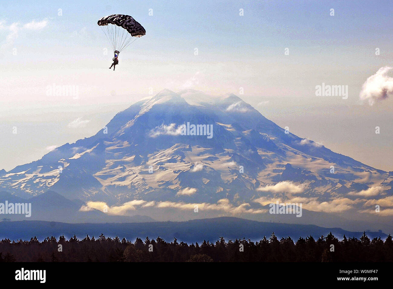 Un ad alta altitudine, bassa apertura del paracadute di ponticello si prepara a terra sul terreno durante la cerimonia di apertura per la Rodeo 2009, 19 luglio 2009, al McChord Air Force Base, Washington. Il rodeo è un riconoscimento internazionale di abilità di combattimento e le operazioni di volo concorso volto a sviluppare e a migliorare le tecniche e le procedure con i nostri partner internazionali per migliorare le operazioni di mobilità. UPI/Michelle Larche/DOD Foto Stock