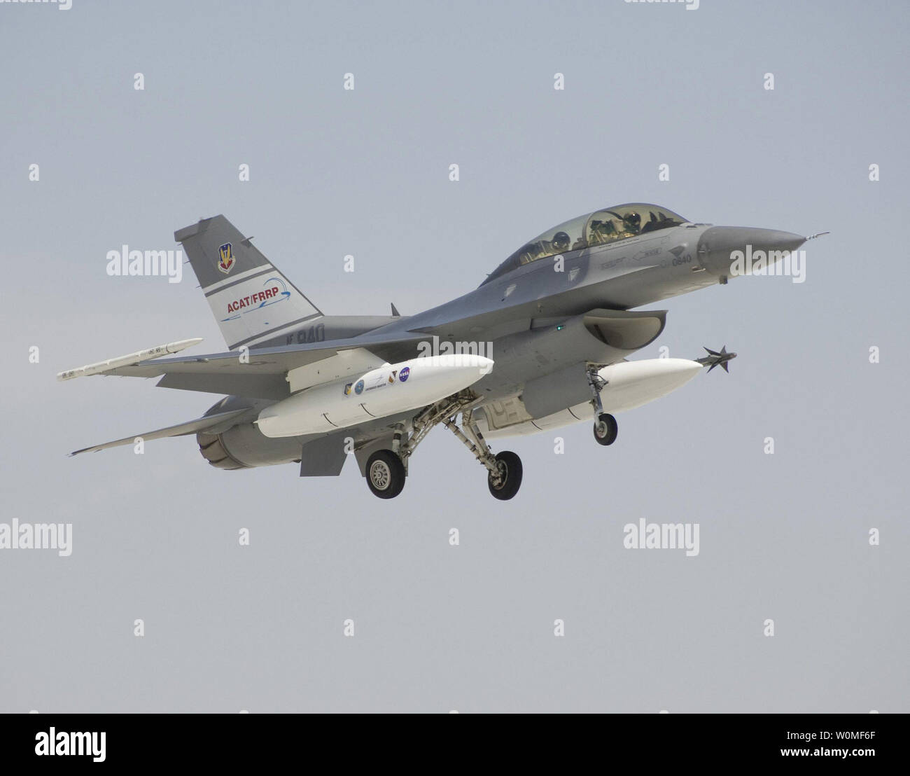 Questo non datata immagine della NASA mostra una U.S. Air Force F-16D Automatic Collision Avoidance Technology (ACAT) aeromobili in fase di decollo da Edwards Air Force Base su un volo proveniente da NASA Dryden Flight Research Center, 10 agosto 2009. Dryden e la Air Force Research Laboratory stanno collaborando per sviluppare collision avoidance di tecnologie che riducono il rischio di messa a terra e metà-aria collisioni. UPI/Tom Tschida/NASA Foto Stock