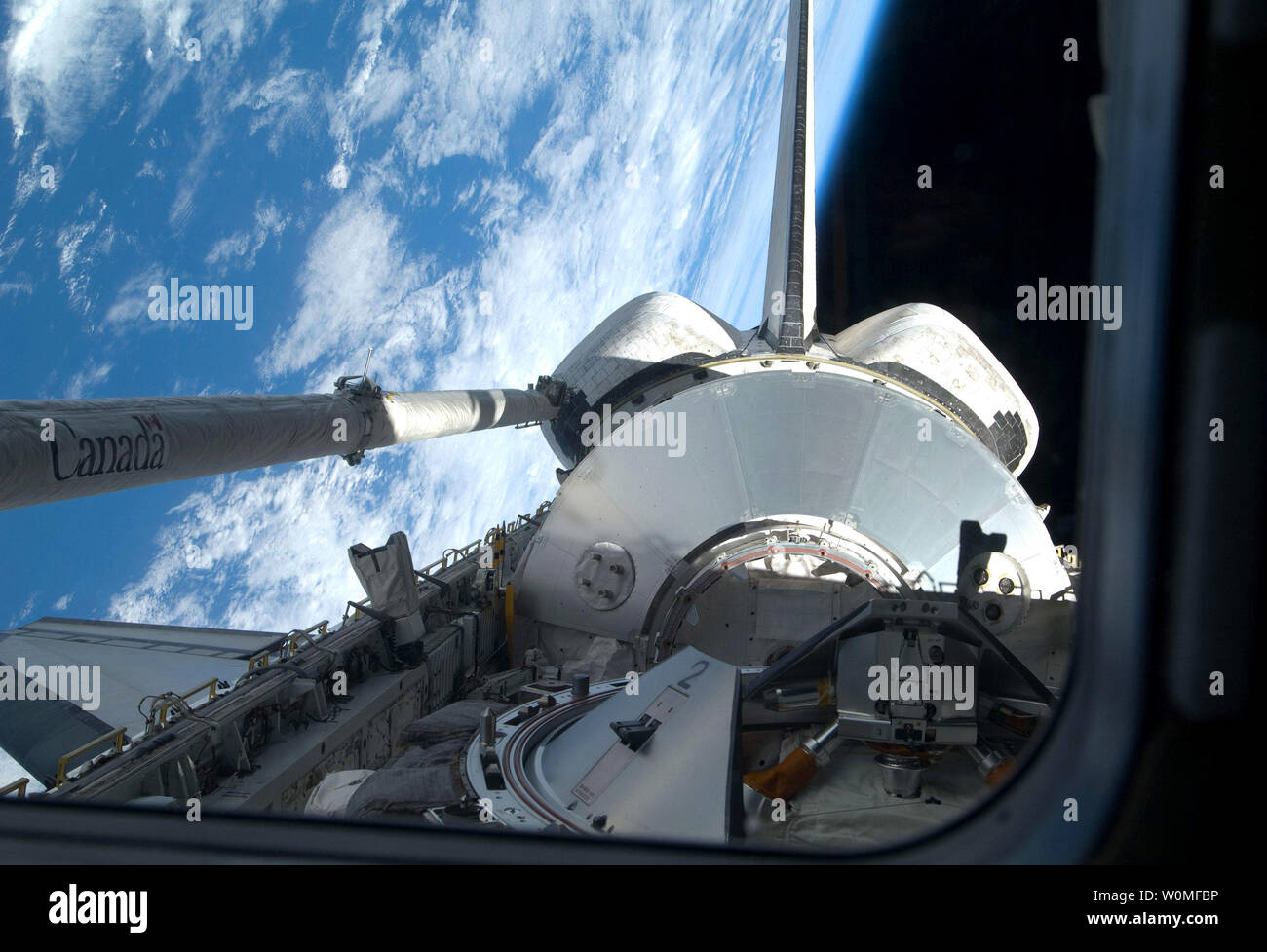 Questa immagine della NASA prese da astronauti a bordo della navetta spaziale Discovery per la missione STS-128 mostra Leonardo Multi-Purpose modulo logistico alla scoperta della baia di payload sulla missione giorno due il 29 agosto 2009. UPI/NASA Foto Stock