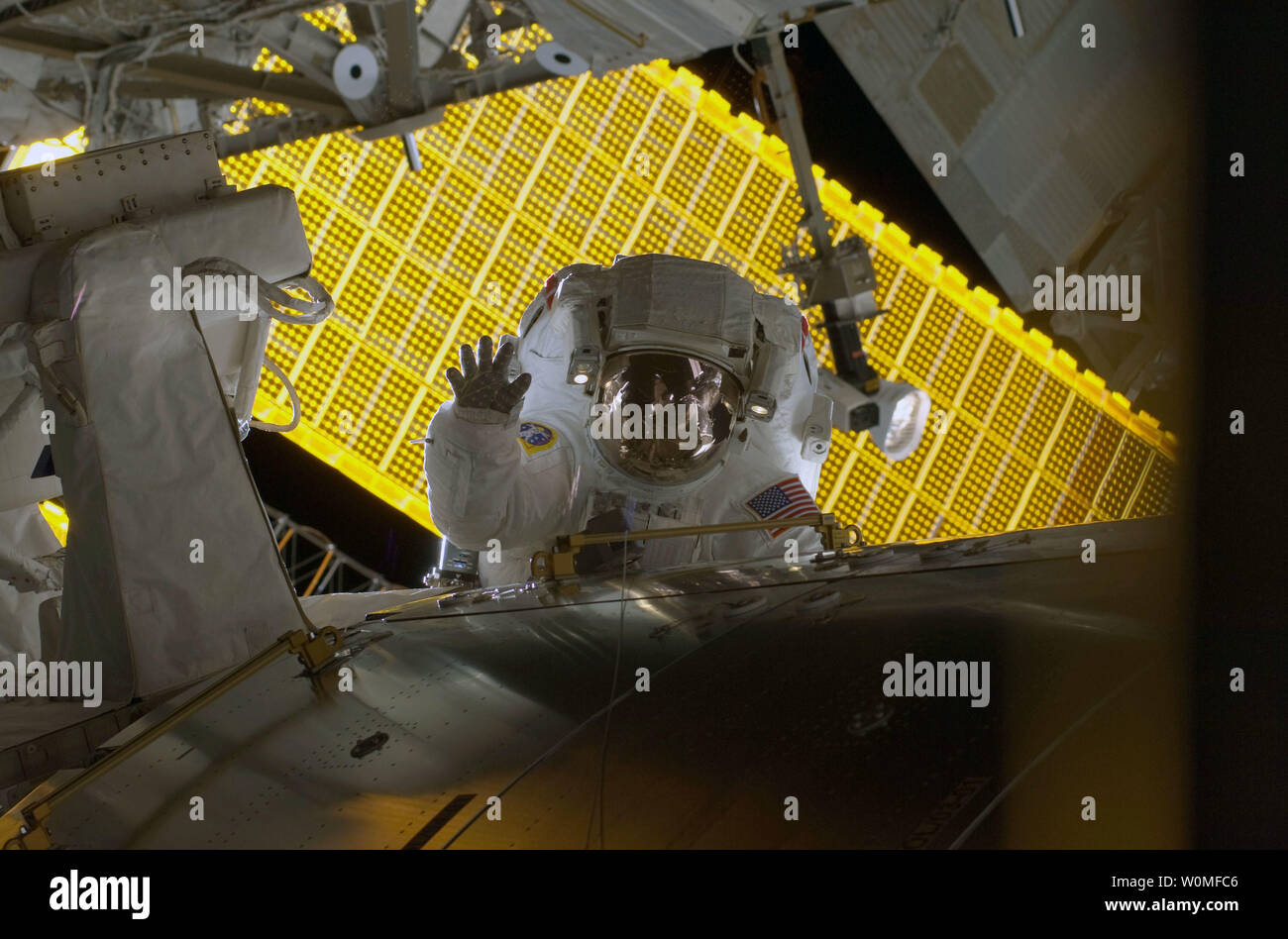 Astronauta Nicole Stott, Expedition 20 tecnico di volo, partecipa alla STS-128 missione prima sessione di attività extravehicular (EVA) come costruzione e manutenzione continuare sulla Stazione spaziale internazionale il 1 settembre 2009. Durante le sei ore, 35-minute spacewalk, Stott e astronauta John 'Danny' Olivas (al di fuori del frame), lo specialista di missione, rimossa e svuotare il serbatoio per ammoniaca dalla stazione il traliccio e stivare temporaneamente sulla stazione di braccio robotico. UPI/NASA Foto Stock