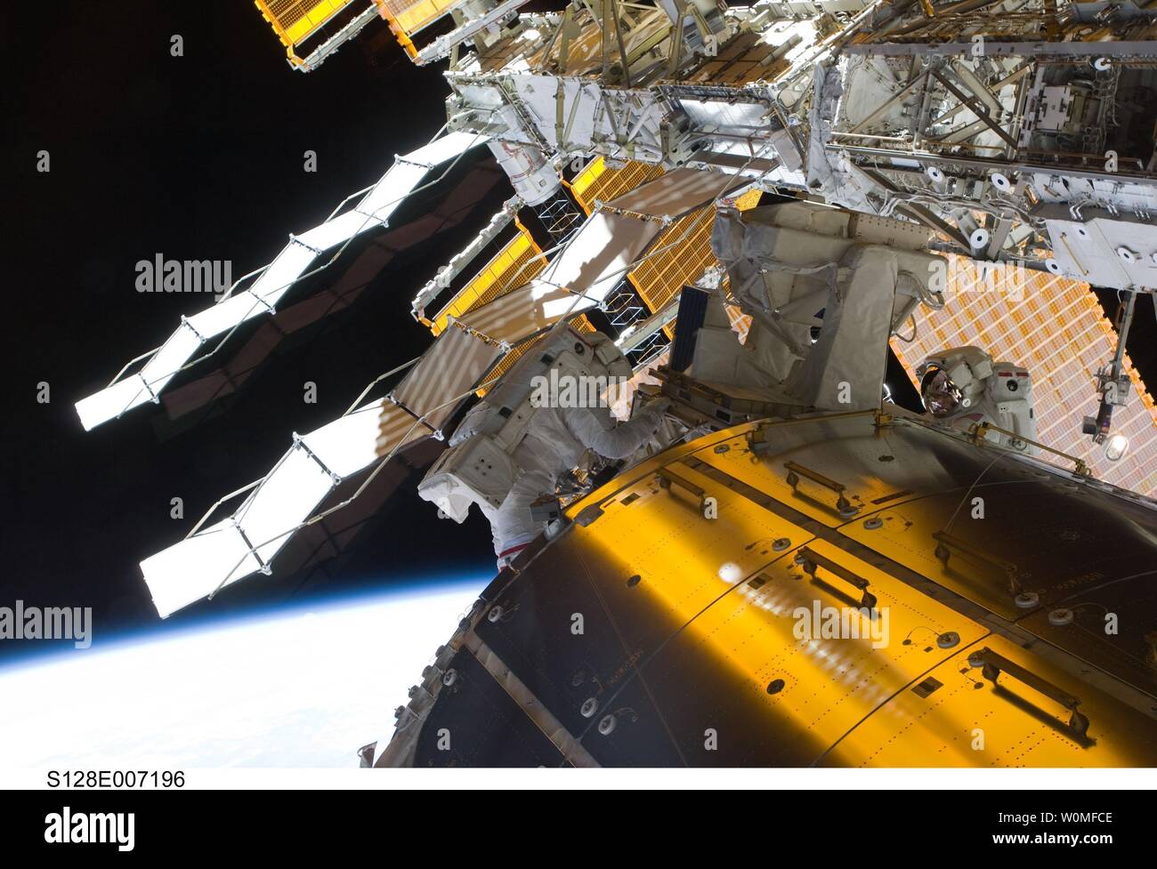 Come parte dello Space Shuttle Discovery STS-128 della missione del primo spacewalk, astronauti Danny Olivas e Nicole Stott (destra) rimosso un svuotare il serbatoio per ammoniaca dalla stazione il traliccio e stivare temporaneamente sulla stazione di braccio robotico come mostrato nella foto rilasciata dalla NASA il 4 settembre 2009. Olivas e Stott recuperati anche la tecnologia europea esposizione Facility (EuTEF) e materiali della Stazione Spaziale Internazionale (Esperimento MISSE) dal laboratorio Columbus modulo e li ha installati sul payload DiscoveryÕs bay per il ritorno. UPI/NASA Foto Stock