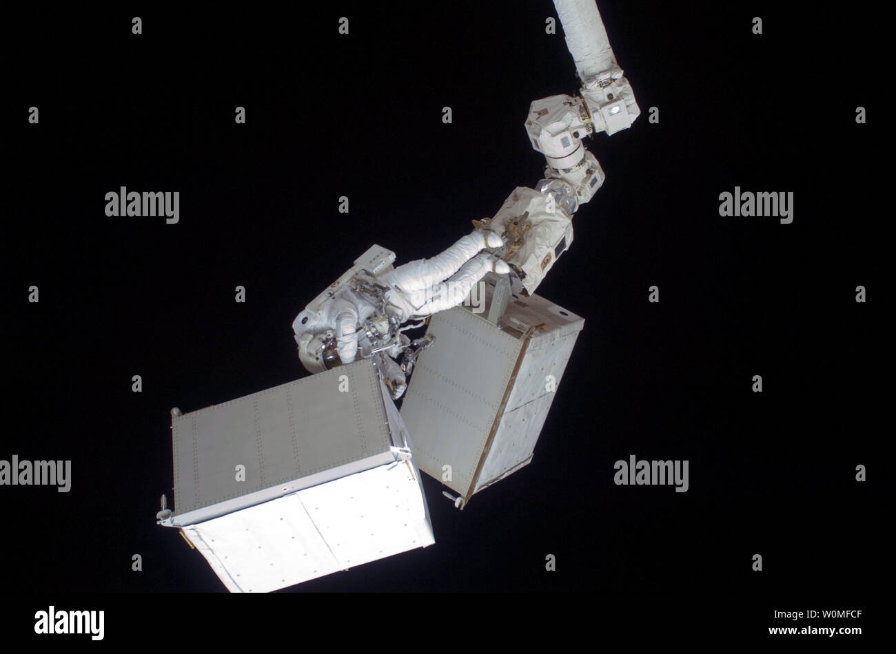 Ancorato ad un Canadarm2 mobile di ritenuta del piede, Agenzia Spaziale Europea astronauta Christer Fuglesang, STS-128 lo specialista di missione, partecipa alla missione della seconda sessione di attività extravehicular (EVA) il 3 settembre 2009. UPI/NASA Foto Stock