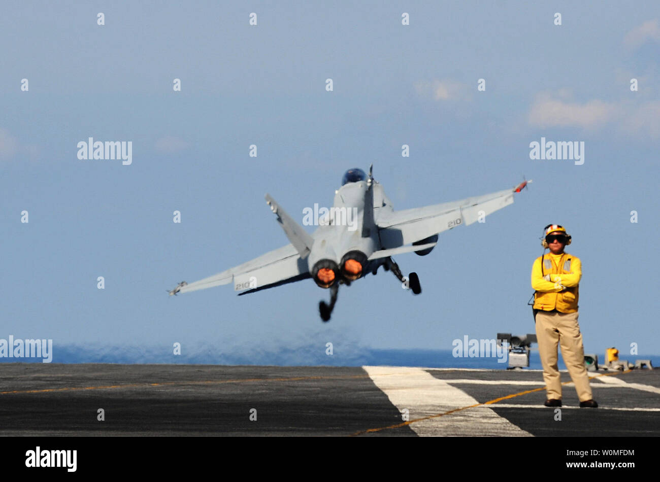 Un'F/A-18 Hornet aeromobili, assegnato al Marine Fighter Attack Squadron 312, lancia off il ponte di volo della USS Harry Truman, il 15 settembre 2009, mentre sotto il titolo nell'Oceano Atlantico. UPI/Matthew Williams/STATI UNITI Navy Foto Stock