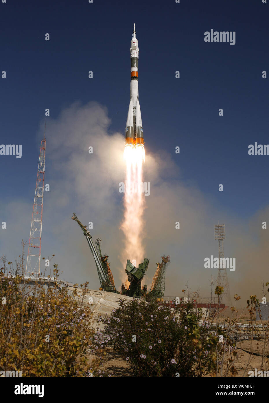 Il Soyuz TMA-16 lancia dal cosmodromo di Baikonur in Kazakistan Mercoledì, 30 settembre 2009 portando Expedition 21 Tecnico di volo Jeffrey N. Williams, Tecnico di volo Maxim Suraev e partecipante al volo spaziale Guy Laliberté alla Stazione spaziale internazionale. UPI/Bill Ingalls/NASA Foto Stock