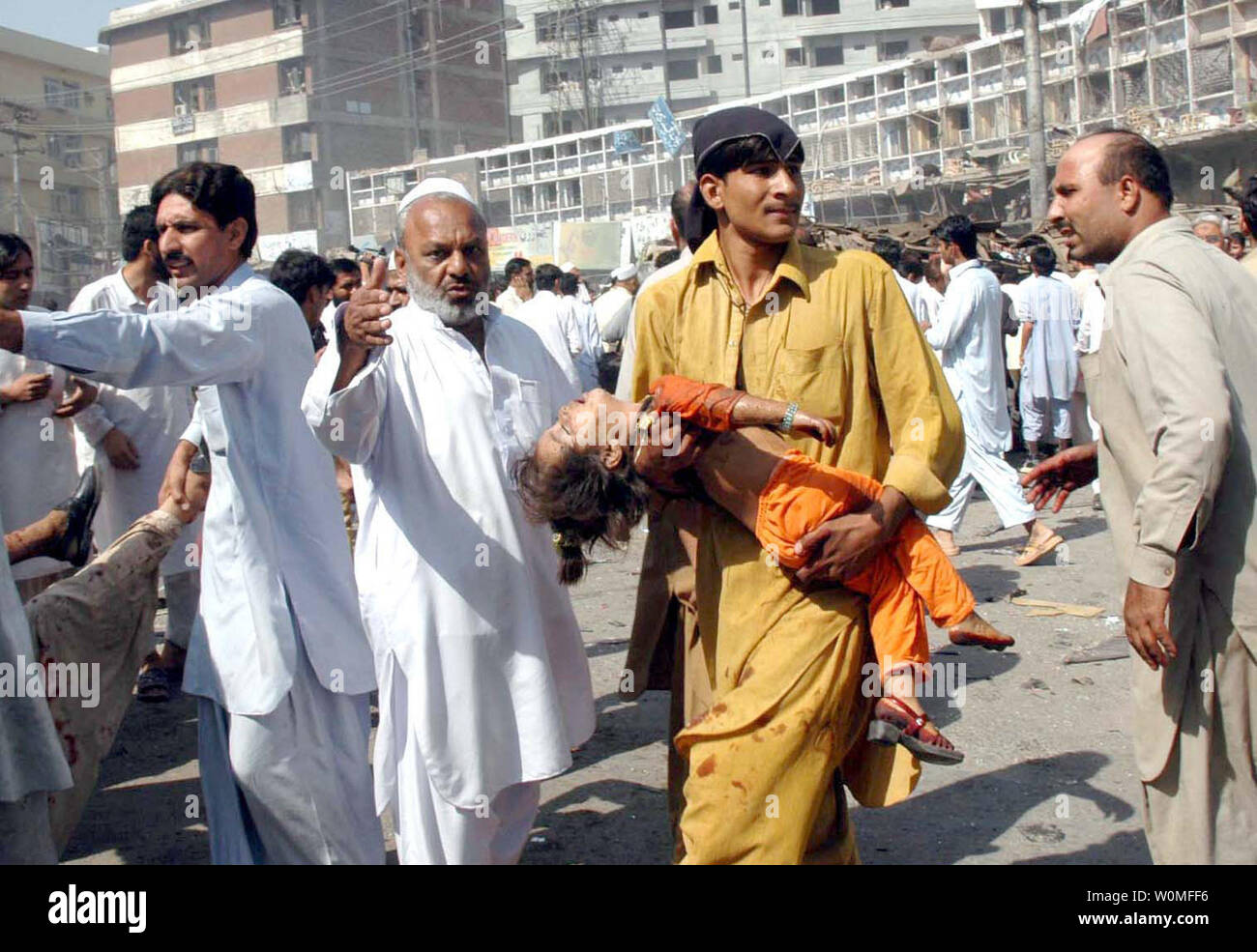 Volontari pakistani portano un suicidio ferito vittima di esplosione di una bomba sito nella città di Peshawar il 9 ottobre 2009. Kamikaze hanno fatto esplodere i veicoli impaccata con esplosivi, uccidendo 48 persone in una zona affollata vicino a banche, negozi e sala per matrimoni ore dopo un simile attacco al di fuori di una stazione di polizia di Bannu. UPI/Fahim Ahmed Foto Stock