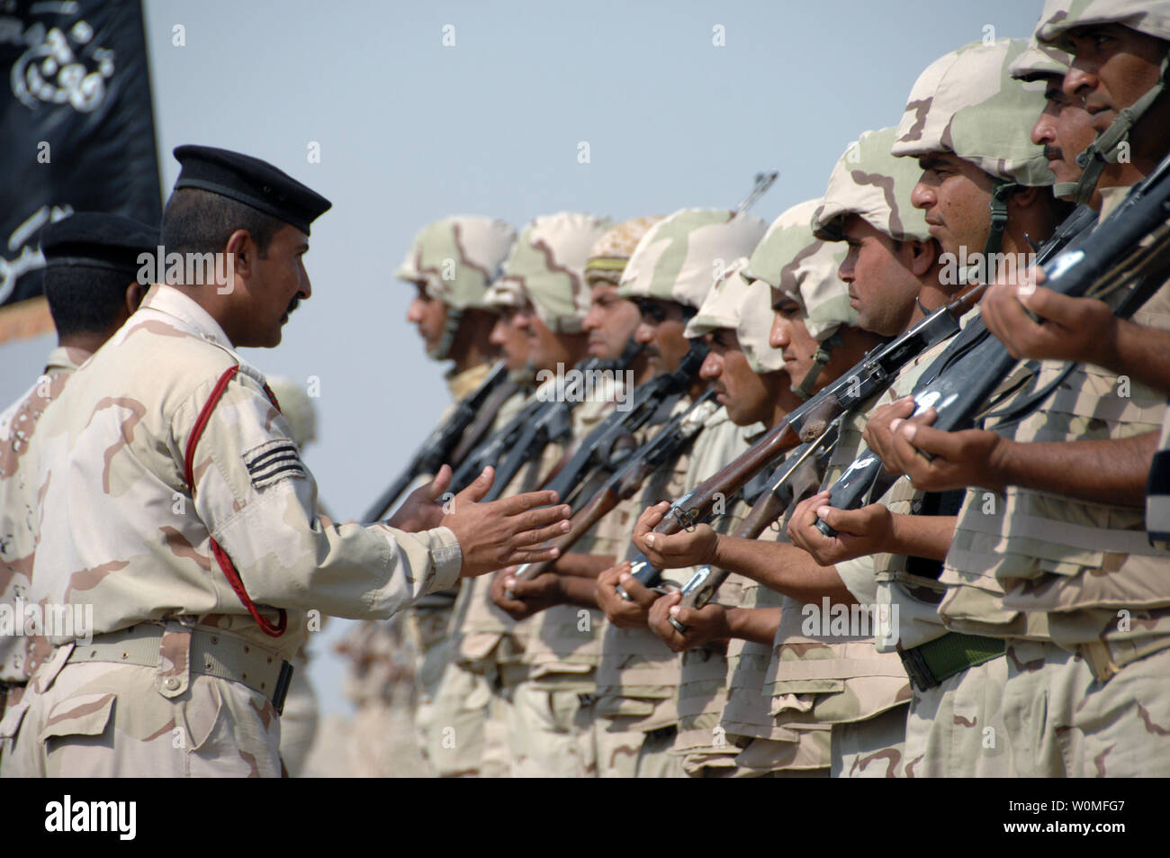 Un esercito iracheno non ufficiale incaricato ispeziona i soldati dal commando battaglione, decimo esercito iracheno divisione durante prove di graduazione per esercitare il combattente di Camp Ur in Dhi Qar, Iraq il 26 ottobre 2009. Più di 400 partecipanti iracheno ha partecipato in guerra Fighter, a quattro settimane di formazione sul campo evento. UPI/Ernest E. Sivia III/STATI UNITI Esercito Foto Stock