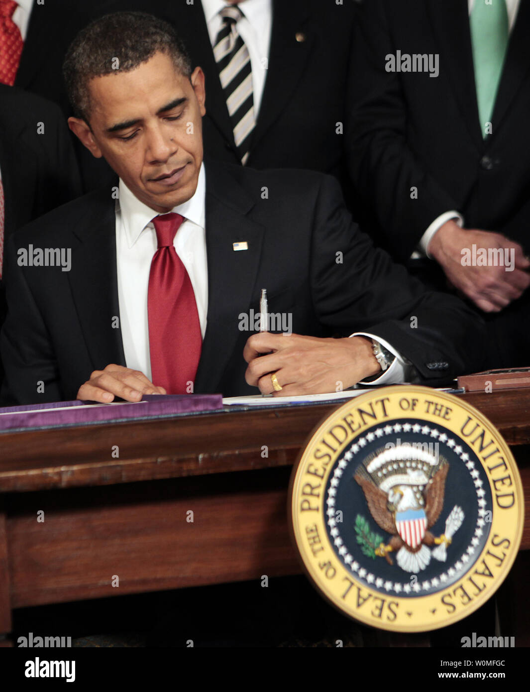 Stati Uniti Il presidente Barack Obama segni il Ryan White HIV/AIDS trattamento Extension Act del 2009 nella Sala Diplomatica della Casa Bianca a Washington il 30 ottobre 2009. La legge è la più grande federalmente programma finanziato per le persone che vivono con l HIV/AIDS NEGLI STATI UNITI È stato così chiamato in onore di Ryan bianco, un adolescente che hanno contratto l' AIDS attraverso un tainted emofilia di trattamento nel 1984 e divenne un noto avvocato per la ricerca in materia di AIDS e di sensibilizzazione, fino alla sua morte il 8 aprile 1990. Foto Stock