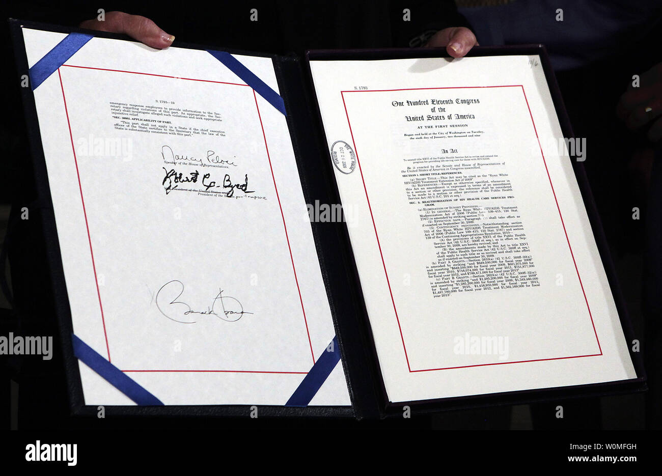 Ryan White's madre detiene il Ryan White HIV/AIDS trattamento Extension Act del 2009, dopo Stati Uniti Il presidente Barack Obama ha firmato, nella Sala Diplomatica della Casa Bianca a Washington il 30 ottobre 2009. La legge è la più grande federalmente programma finanziato per le persone che vivono con l HIV/AIDS NEGLI STATI UNITI È stato così chiamato in onore di Ryan bianco, un adolescente che hanno contratto l' AIDS attraverso un tainted emofilia di trattamento nel 1984 e divenne un noto avvocato per la ricerca in materia di AIDS e di sensibilizzazione, fino alla sua morte il 8 aprile 1990. Foto Stock