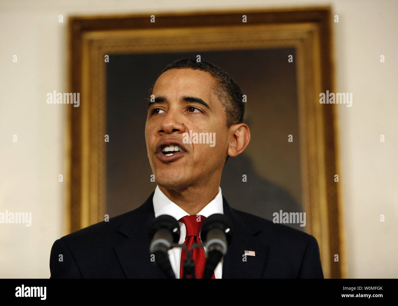 Stati Uniti Il presidente Barack Obama parla prima di firmare il Ryan White HIV/AIDS trattamento Extension Act del 2009 nella Sala Diplomatica della Casa Bianca a Washington il 30 ottobre 2009. La legge è la più grande federalmente programma finanziato per le persone che vivono con l HIV/AIDS NEGLI STATI UNITI È stato così chiamato in onore di Ryan bianco, un adolescente che hanno contratto l' AIDS attraverso un tainted emofilia di trattamento nel 1984 e divenne un noto avvocato per la ricerca in materia di AIDS e di sensibilizzazione, fino alla sua morte il 8 aprile 1990. Foto Stock
