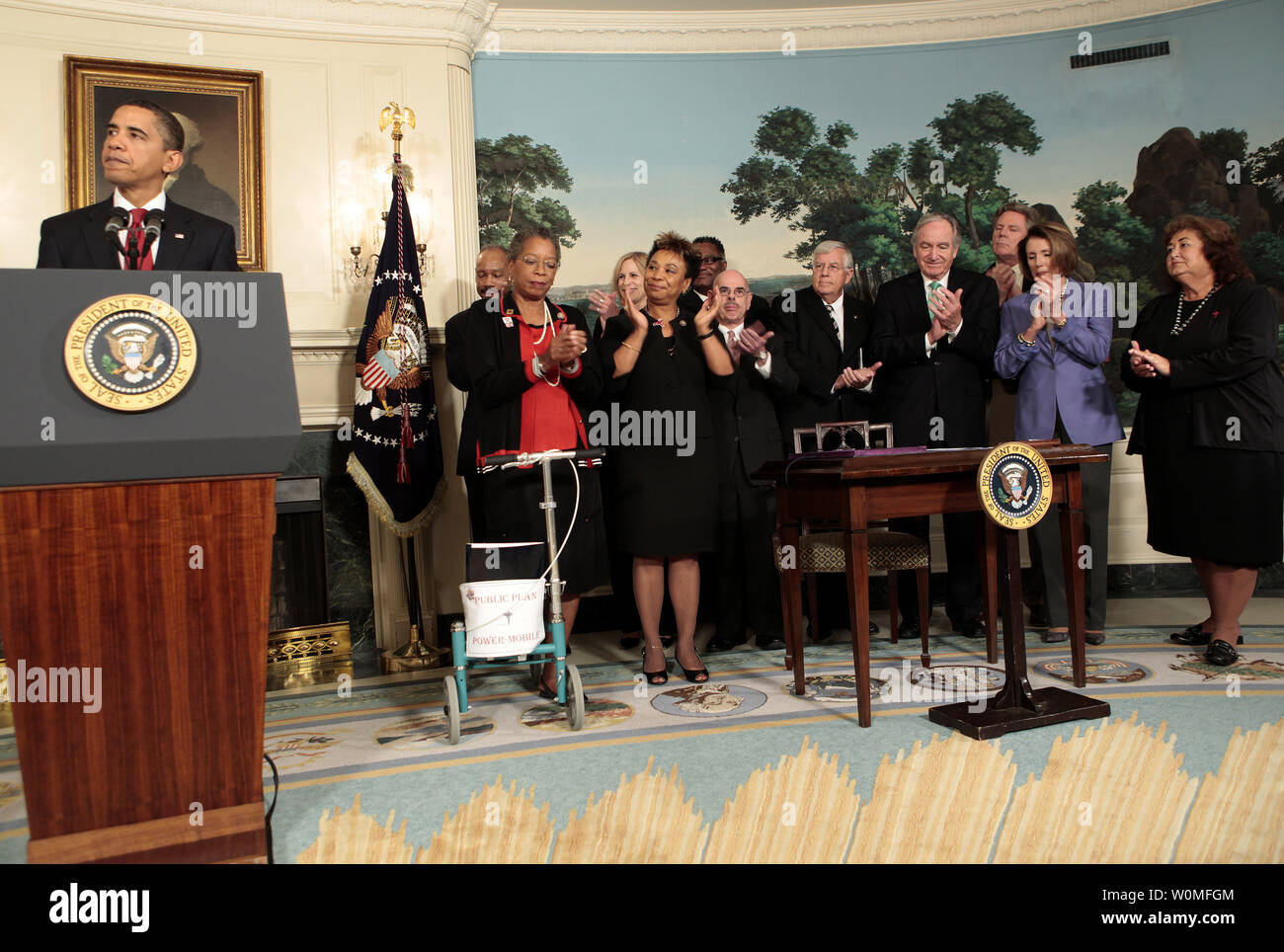 I membri del Congresso di applaudire come Stati Uniti Il presidente Barack Obama parla prima di firmare il Ryan White HIV/AIDS trattamento Extension Act del 2009 nella Sala Diplomatica della Casa Bianca a Washington il 30 ottobre 2009. La legge è la più grande federalmente programma finanziato per le persone che vivono con l HIV/AIDS NEGLI STATI UNITI È stato così chiamato in onore di Ryan bianco, un adolescente che hanno contratto l' AIDS attraverso un tainted emofilia di trattamento nel 1984 e divenne un noto avvocato per la ricerca in materia di AIDS e di sensibilizzazione, fino alla sua morte il 8 aprile 1990. Foto Stock