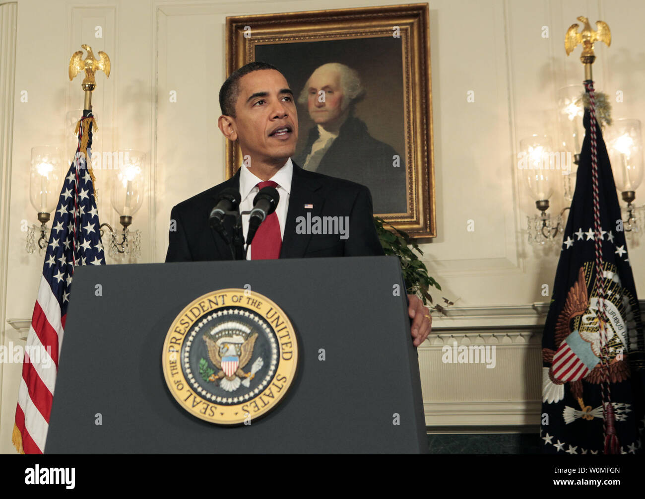 Stati Uniti Il presidente Barack Obama parla prima di firmare il Ryan White HIV/AIDS trattamento Extension Act del 2009 nella Sala Diplomatica della Casa Bianca a Washington il 30 ottobre 2009. La legge è la più grande federalmente programma finanziato per le persone che vivono con l HIV/AIDS NEGLI STATI UNITI È stato così chiamato in onore di Ryan bianco, un adolescente che hanno contratto l' AIDS attraverso un tainted emofilia di trattamento nel 1984 e divenne un noto avvocato per la ricerca in materia di AIDS e di sensibilizzazione, fino alla sua morte il 8 aprile 1990. Foto Stock