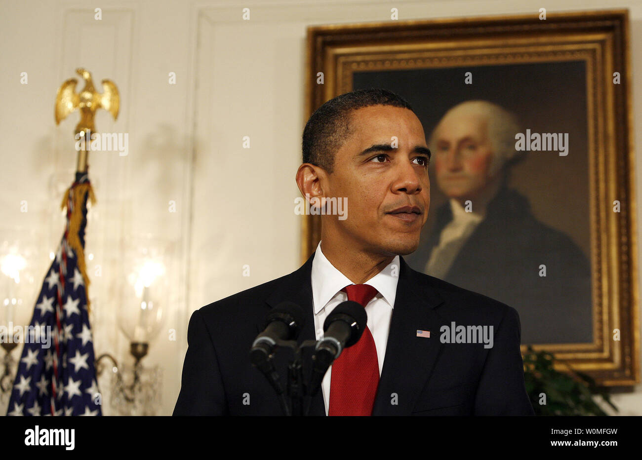 Stati Uniti Il presidente Barack Obama parla prima di firmare il Ryan White HIV/AIDS trattamento Extension Act del 2009 nella Sala Diplomatica della Casa Bianca a Washington il 30 ottobre 2009. La legge è la più grande federalmente programma finanziato per le persone che vivono con l HIV/AIDS NEGLI STATI UNITI È stato così chiamato in onore di Ryan bianco, un adolescente che hanno contratto l' AIDS attraverso un tainted emofilia di trattamento nel 1984 e divenne un noto avvocato per la ricerca in materia di AIDS e di sensibilizzazione, fino alla sua morte il 8 aprile 1990. Foto Stock