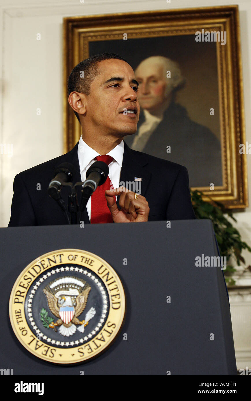 Stati Uniti Il presidente Barack Obama parla prima di firmare il Ryan White HIV/AIDS trattamento Extension Act del 2009 nella Sala Diplomatica della Casa Bianca a Washington il 30 ottobre 2009. La legge è la più grande federalmente programma finanziato per le persone che vivono con l HIV/AIDS NEGLI STATI UNITI È stato così chiamato in onore di Ryan bianco, un adolescente che hanno contratto l' AIDS attraverso un tainted emofilia di trattamento nel 1984 e divenne un noto avvocato per la ricerca in materia di AIDS e di sensibilizzazione, fino alla sua morte il 8 aprile 1990. Foto Stock
