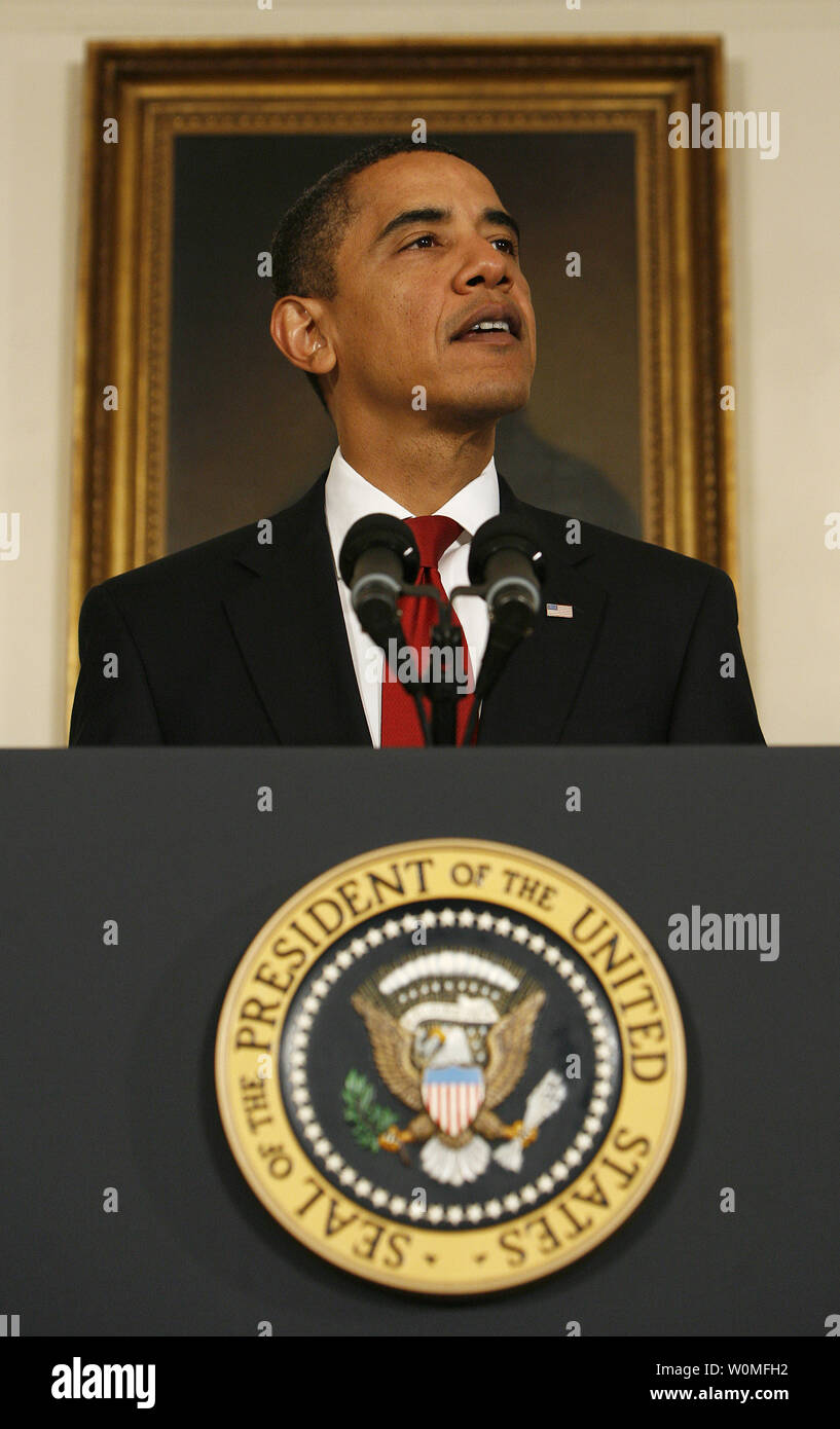Stati Uniti Il presidente Barack Obama parla prima di firmare il Ryan White HIV/AIDS trattamento Extension Act del 2009 nella Sala Diplomatica della Casa Bianca a Washington il 30 ottobre 2009. La legge è la più grande federalmente programma finanziato per le persone che vivono con l HIV/AIDS NEGLI STATI UNITI È stato così chiamato in onore di Ryan bianco, un adolescente che hanno contratto l' AIDS attraverso un tainted emofilia di trattamento nel 1984 e divenne un noto avvocato per la ricerca in materia di AIDS e di sensibilizzazione, fino alla sua morte il 8 aprile 1990. Foto Stock