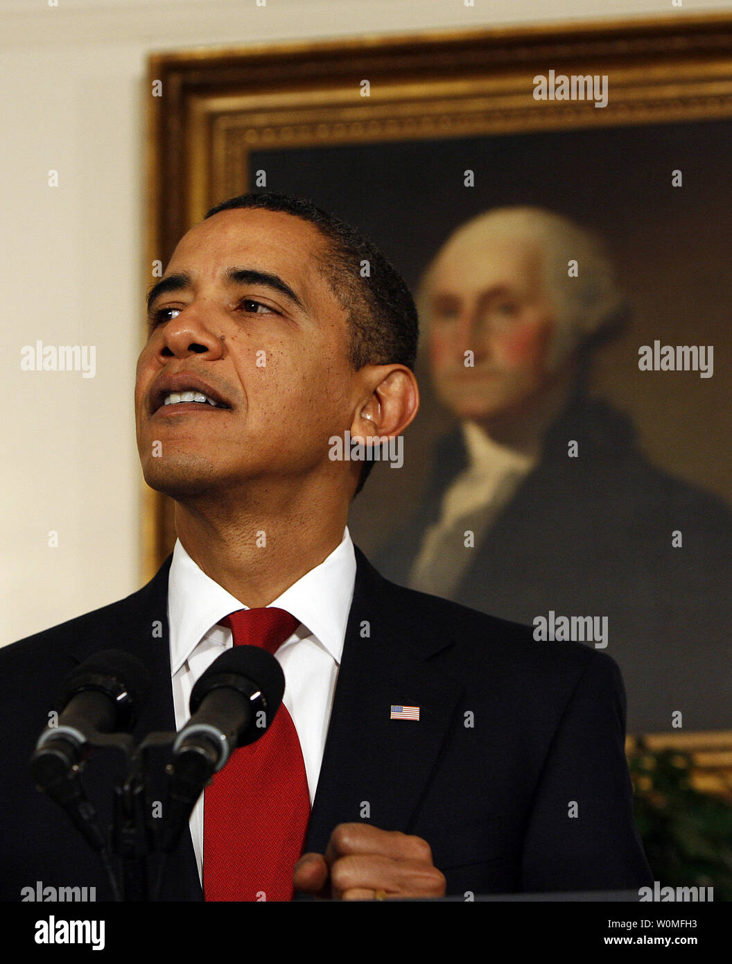 Stati Uniti Il presidente Barack Obama parla prima di firmare il Ryan White HIV/AIDS trattamento Extension Act del 2009 nella Sala Diplomatica della Casa Bianca a Washington il 30 ottobre 2009. La legge è la più grande federalmente programma finanziato per le persone che vivono con l HIV/AIDS NEGLI STATI UNITI È stato così chiamato in onore di Ryan bianco, un adolescente che hanno contratto l' AIDS attraverso un tainted emofilia di trattamento nel 1984 e divenne un noto avvocato per la ricerca in materia di AIDS e di sensibilizzazione, fino alla sua morte il 8 aprile 1990. Foto Stock