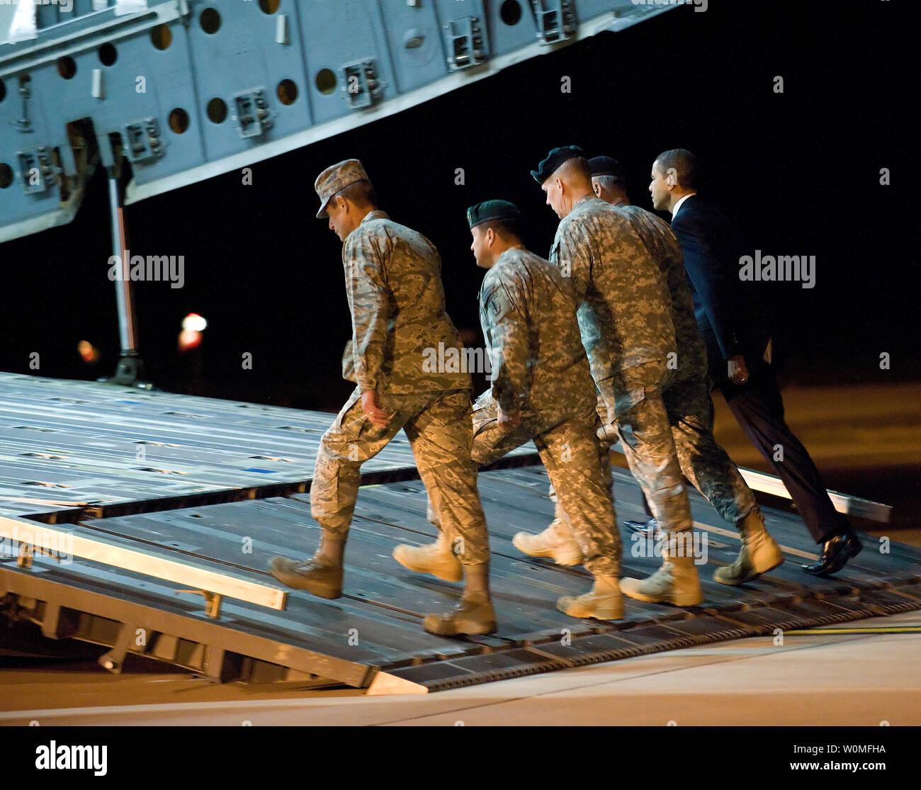 Da destra, U.S. Il presidente Barack Obama, Esercito Il Mag. Gen. Daniel V. Wright, Esercito Brig. Gen. Michael S. Repass, Comando Esercito Sgt. Il Mag. Mario veglia e Air Force gen. Norton A. Schwartz a bordo di una C-17 Globemaster III aeromobile durante il trasferimento dignitoso di esercito Sgt. Dale R. Griffin alla Dover Air Force Base, Delaware, 29 ottobre 2009. Griffin, che è stato assegnato al primo battaglione, diciassettesimo Reggimento di Fanteria, quinto Stryker Brigade Combat Team, seconda divisione di fanteria, è stato ucciso in azione il 27 ottobre 2009, da una bomba stradale nella provincia di Kandahar in Afghanistan. UPI/Jason Minto/STATI UNITI Air Force Foto Stock