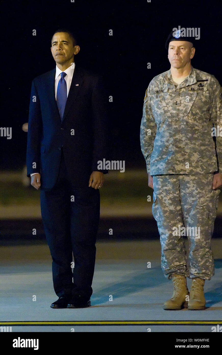 Stati Uniti Barack Obama presidente degli Stati Uniti e Esercito il Mag. Gen. Daniel V. Wright stand ad attenzione durante il trasferimento dignitoso di esercito Sgt. Dale R. Griffin alla Dover Air Force Base, Delaware, 29 ottobre 2009. Griffin, che è stato assegnato al primo battaglione, diciassettesimo Reggimento di Fanteria, quinto Stryker Brigade Combat Team, seconda divisione di fanteria, è stato ucciso in azione il 27 ottobre 2009, da una bomba stradale nella provincia di Kandahar in Afghanistan. UPI/Jason Minto/STATI UNITI Air Force Foto Stock