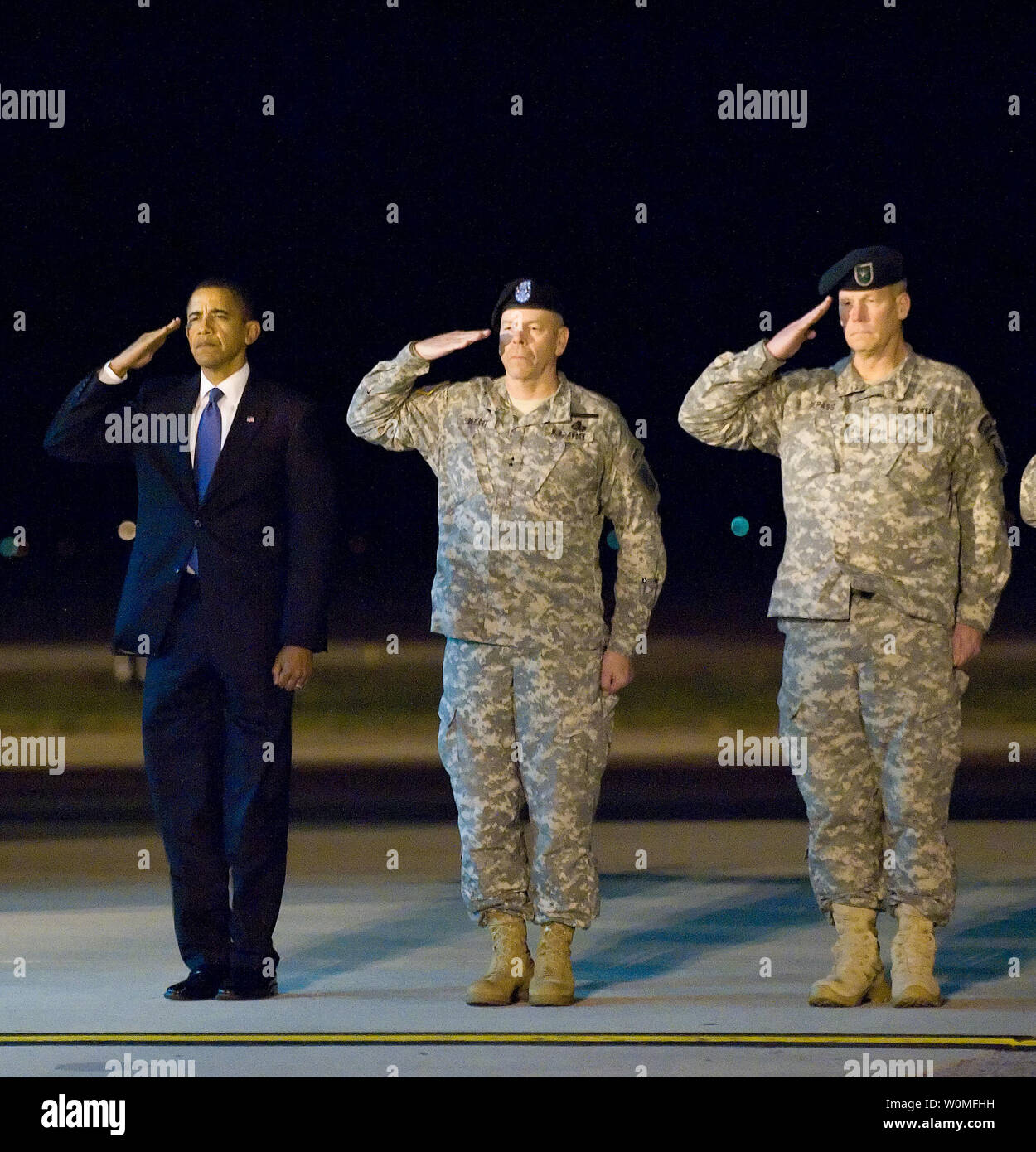 Il presidente Barack Obama, Esercito Il Mag. Gen. Daniel V. Wright, e l'esercito Brig. Gen. Michael S. Repass rendere onori durante come una squadra di soldati portano i resti di Sgt. Dale R. Griffin durante una dignitosa cerimonia del trasferimento alla Dover Air Force Base, Delaware, 29 ottobre 2009. Griffin, che è stato assegnato al primo battaglione, diciassettesimo Reggimento di Fanteria, quinto Stryker Brigade Combat Team, seconda divisione di fanteria, è stato ucciso in azione il 27 ottobre 2009, da una bomba stradale nella provincia di Kandahar in Afghanistan. UPI/Jason Minto/STATI UNITI Air Force Foto Stock