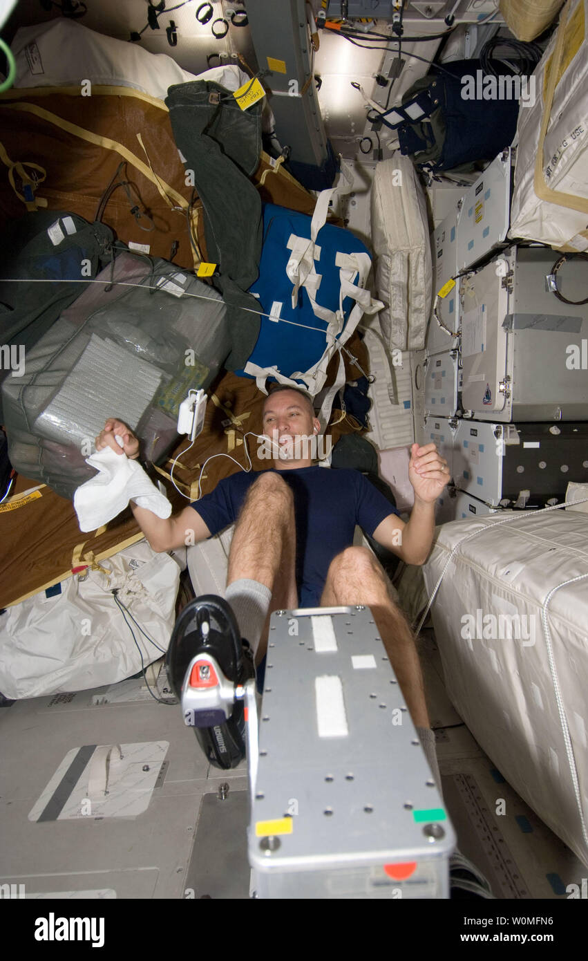 Questa foto NASA mostra astronauta Randy Bresnik, STS-129 lo specialista di missione, esercita su un ergometro a bicicletta sul middeck della navetta spaziale Atlantis durante il giorno del volo di tre attività come la navetta è inserito con la Stazione Spaziale Internazionale, Novembre 18, 2009. UPI/NASA Foto Stock