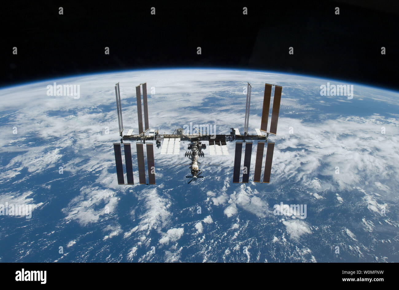 Questo NASA immagine presa da un STS-129 membro di equipaggio a bordo della navetta spaziale Atlantis mostra la Stazione Spaziale Internazionale poco dopo Atlantis disinserito in preparazione per il suo ritorno a terra, Novembre 25, 2009. UPI/NASA Foto Stock
