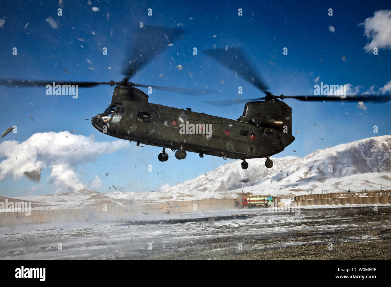 Un U.S. Esercito CH-47 elicottero Chinook si prepara a terra a inoltrare una base operativa Airborne, Afghanistan, dopo due giorni di tempesta di neve il 25 novembre 2009. UPI/Teddy Wade/STATI UNITI Esercito Foto Stock