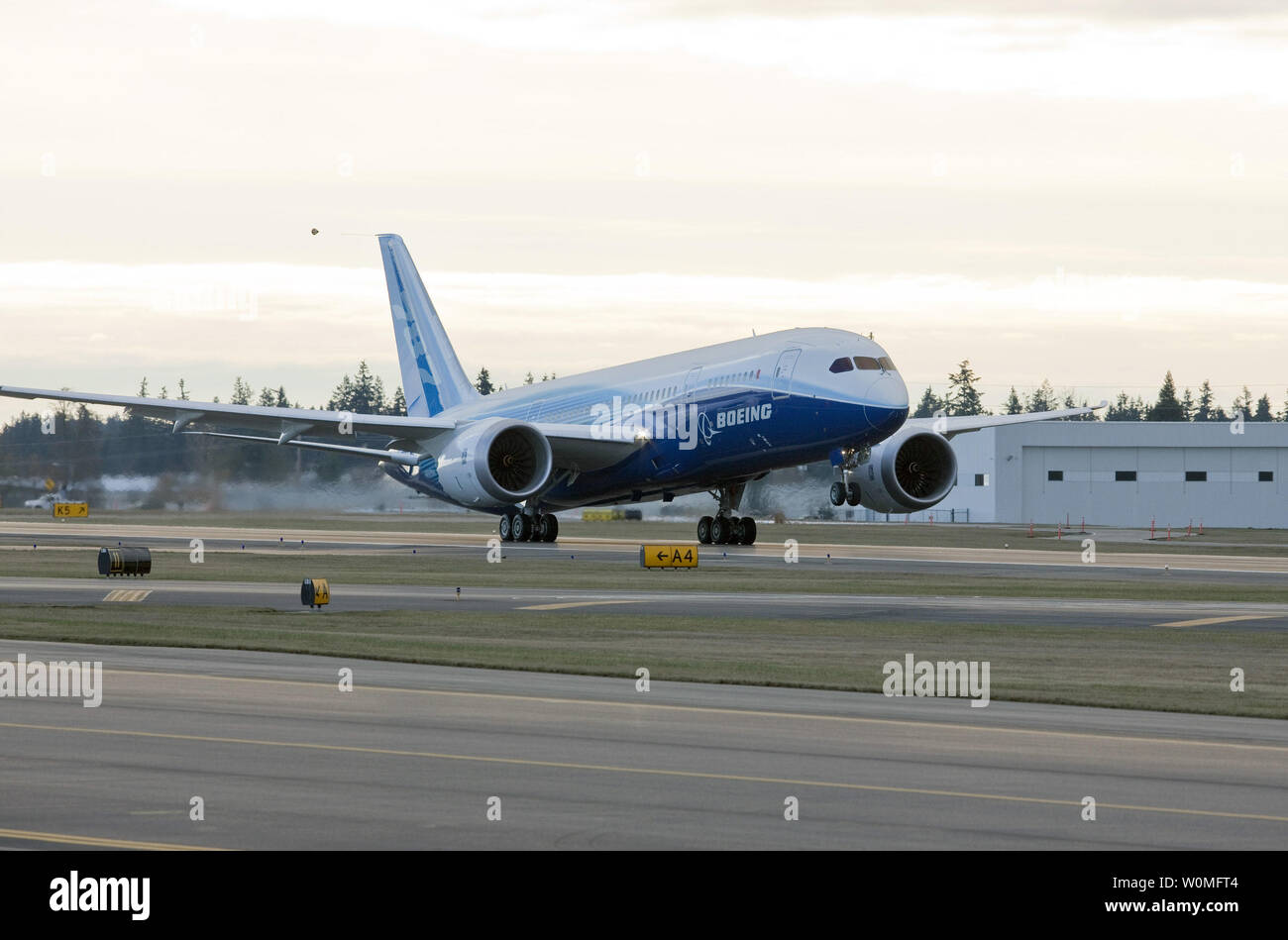 Il Boeing 787 Dreamliner è visto durante le prove di taxi su dicembre 12, 2009, l'ultimo di una serie di prove funzionali previste in preparazione per il primo volo a Everett, Washington. Durante la prova il velivolo ha raggiunto una velocità massima di circa 130 nodi (150 km/h) e i piloti sollevato il naso ingranaggio dal marciapiede. Dopo due anni di ritardi, il Dreamliner ha preso il suo primo volo il 15 dicembre 2009. UPI/Boeing Foto Stock