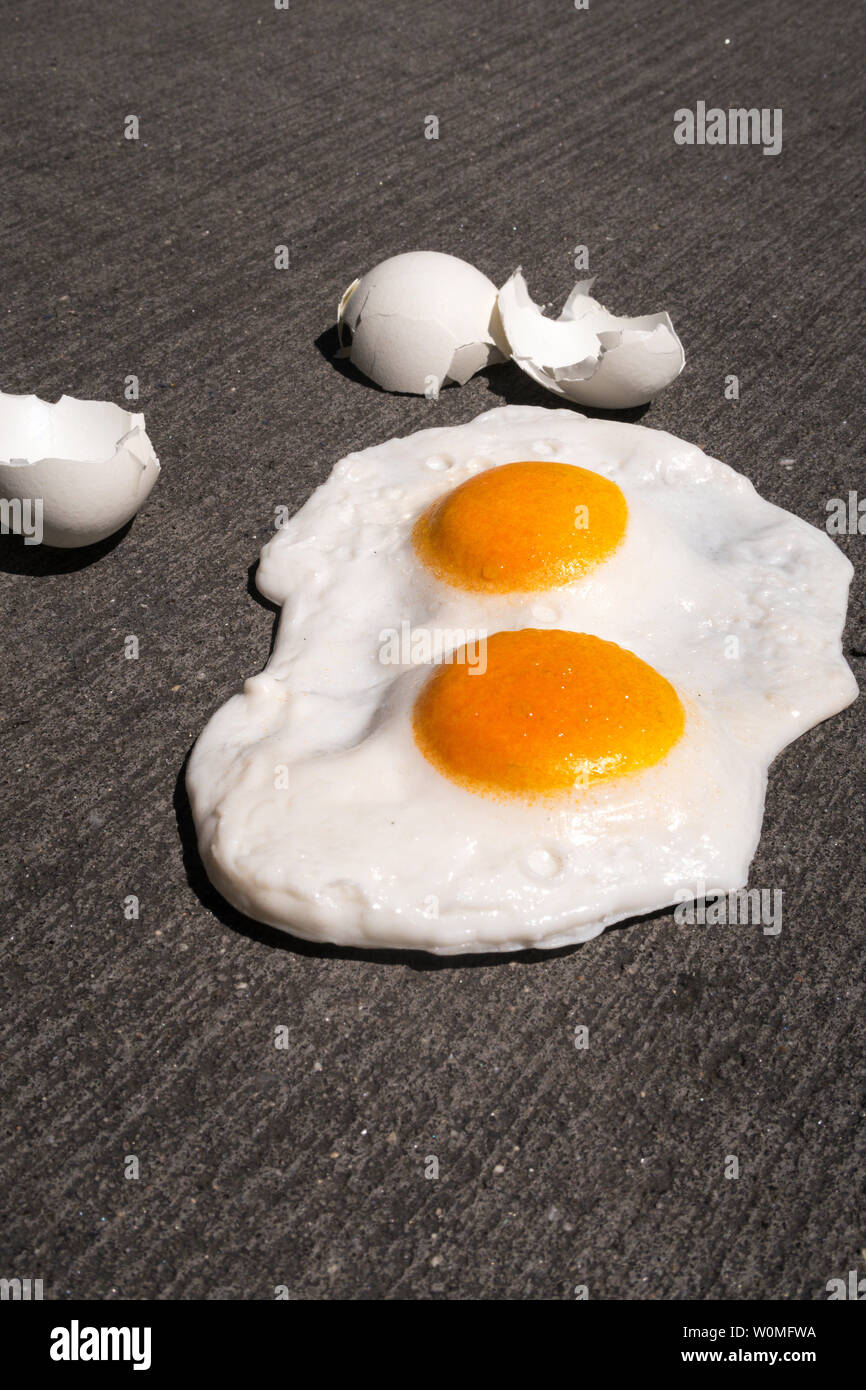 L'espressione "è abbastanza caldo per friggere uova su un marciapiede' è usato durante una ondata di caldo, STATI UNITI D'AMERICA Foto Stock