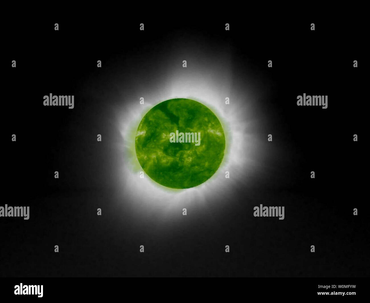 Questo Dicembre 3, 2002 La NASA immagine mostra la rara 32-seconda eclissi solare dove il sole la corona è esposta. UPI/NASA Foto Stock