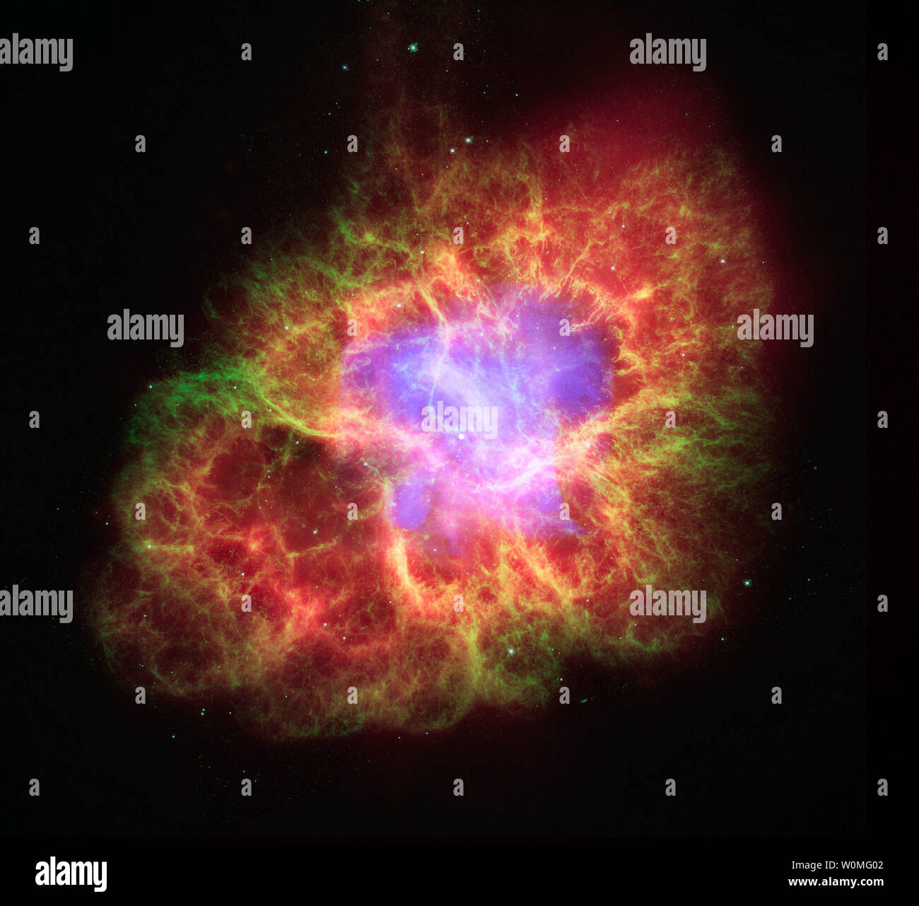 Questo non datata immagine della NASA mostra una superdense stella di neutroni che è stato lasciato dopo una supernova nella costellazione del Toro. La stella è produca un blizzard di estremamente particelle ad alta energia in espansione campo detriti conosciuta come la Nebulosa del granchio. Questa immagine composita utilizza i dati provenienti da tre osservatori della NASA, il Chandra X-ray obervatory, il Telescopio Spaziale Hubble e il telescopio spaziale Spitzer. UPI/NASA Foto Stock