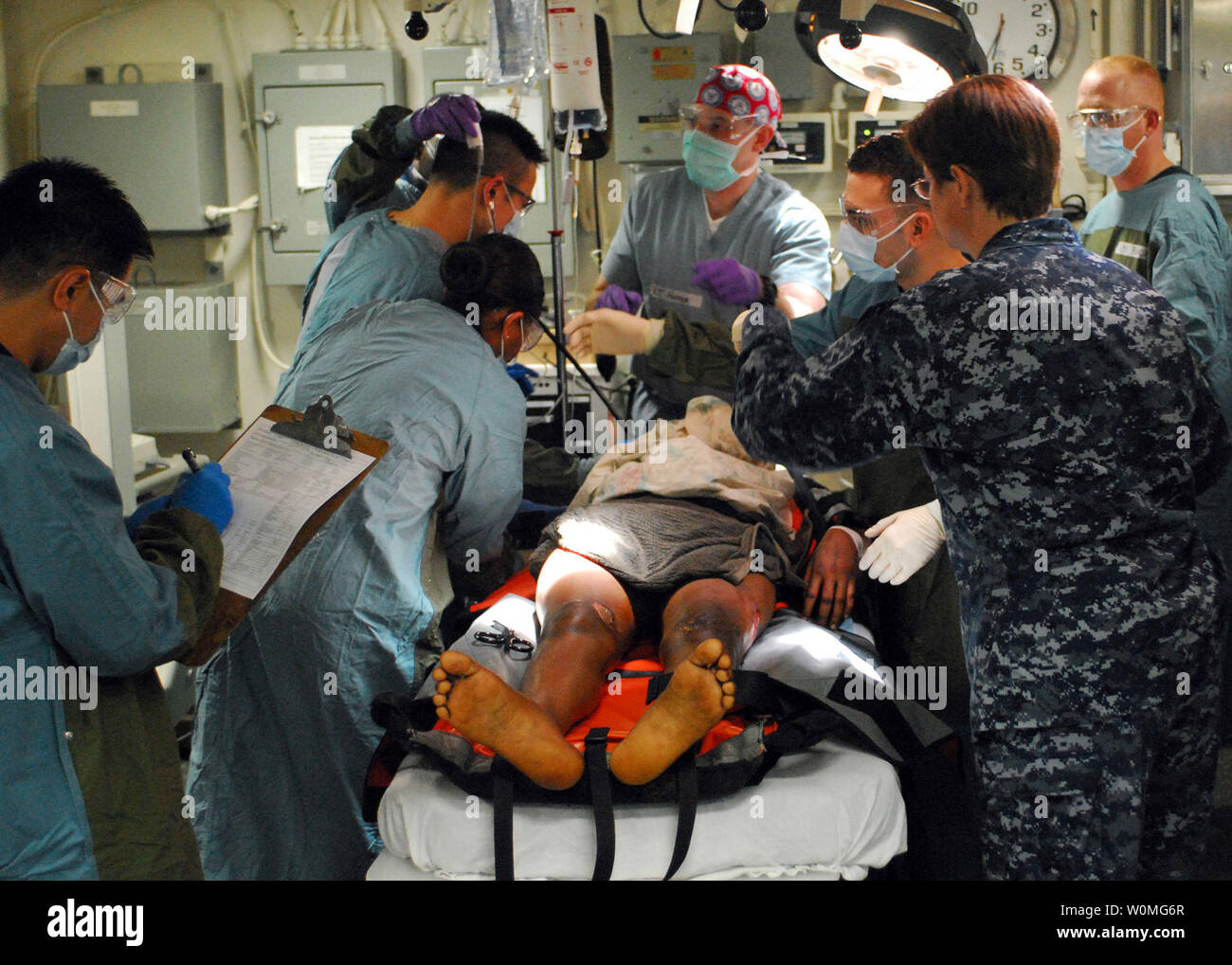 Il personale medico a bordo della multi-purpose Amphibious Assault nave USS Bataan (LHD 5) fornire cure mediche ad una donna trasferito in aereo il 19 gennaio 2010 di Bataan da un piccolo villaggio nelle vicinanze di Port-au-Prince, Haiti. Bataan è il supporto di funzionamento risposta unitaria, un' operazione congiunta la fornitura di assistenza umanitaria a seguito di un terremoto di magnitudine 7.0 che ha devastato la nazione insulare Gen 12, 2010. UPI/Ryan Steinhour/STATI UNITI Navy Foto Stock